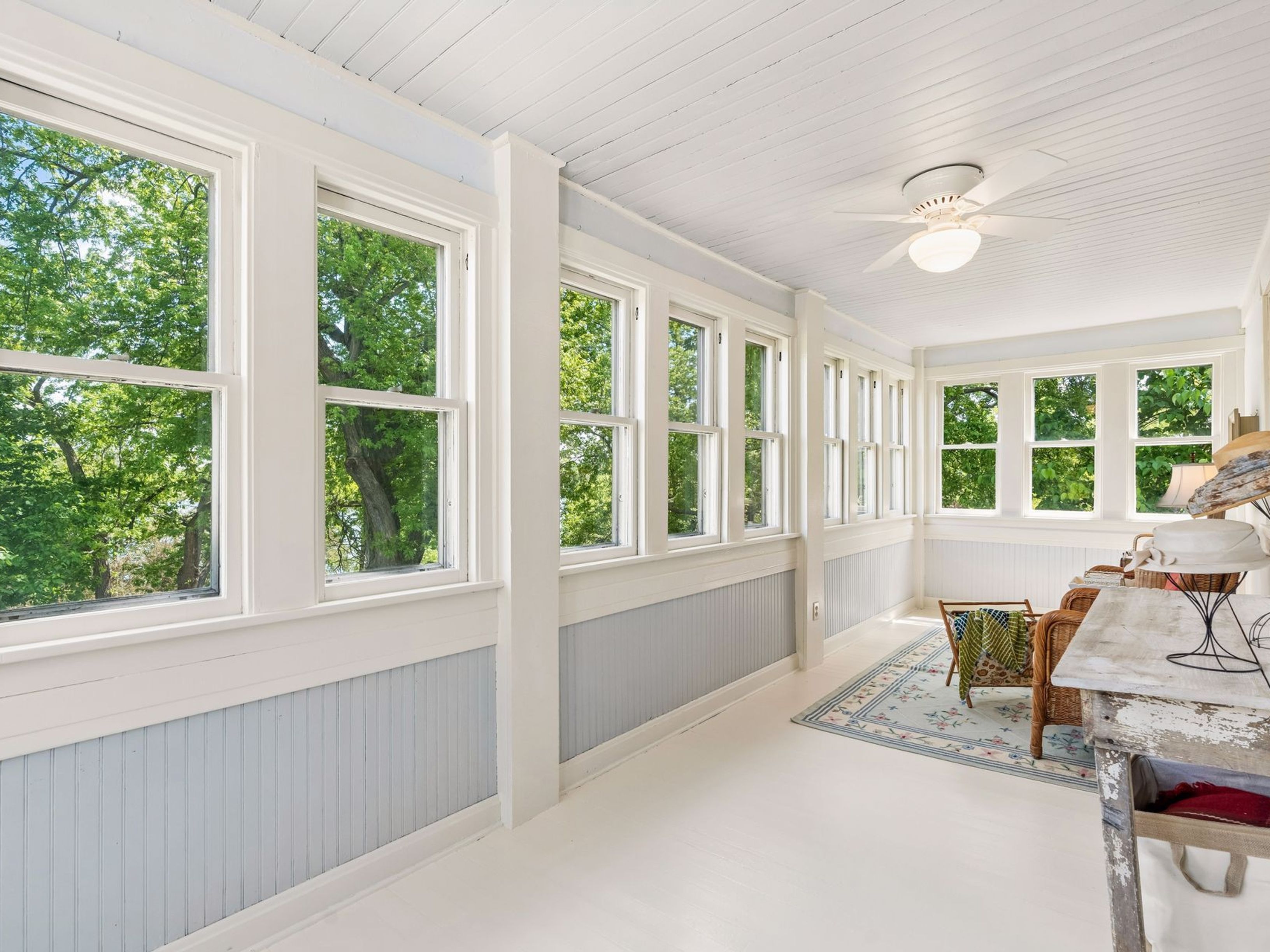  Historic Lakeside Retreat with Sunrooms and Timeless Charm - 物件實景