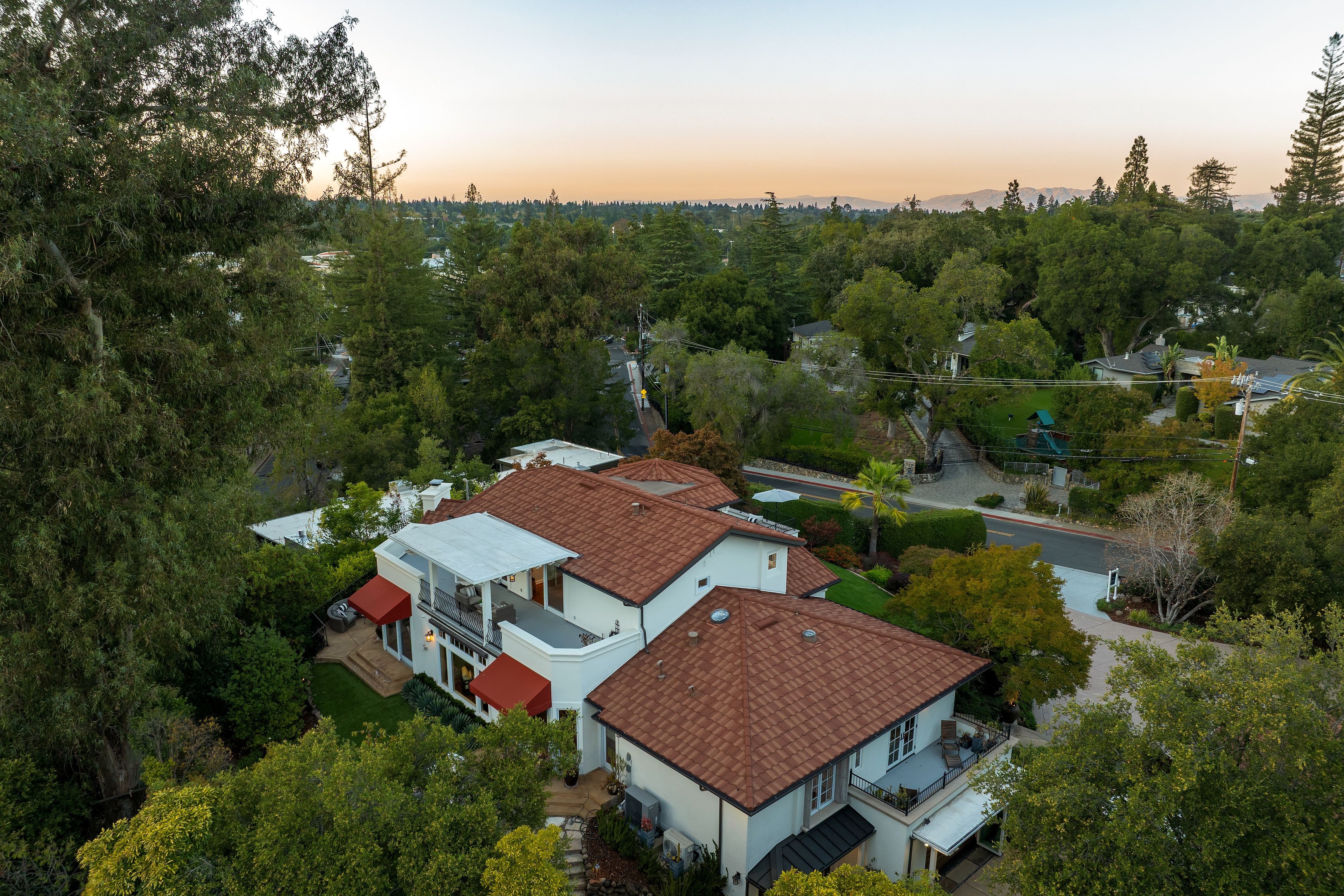 Expansive Mediterranean-Style Villa - 物件實景
