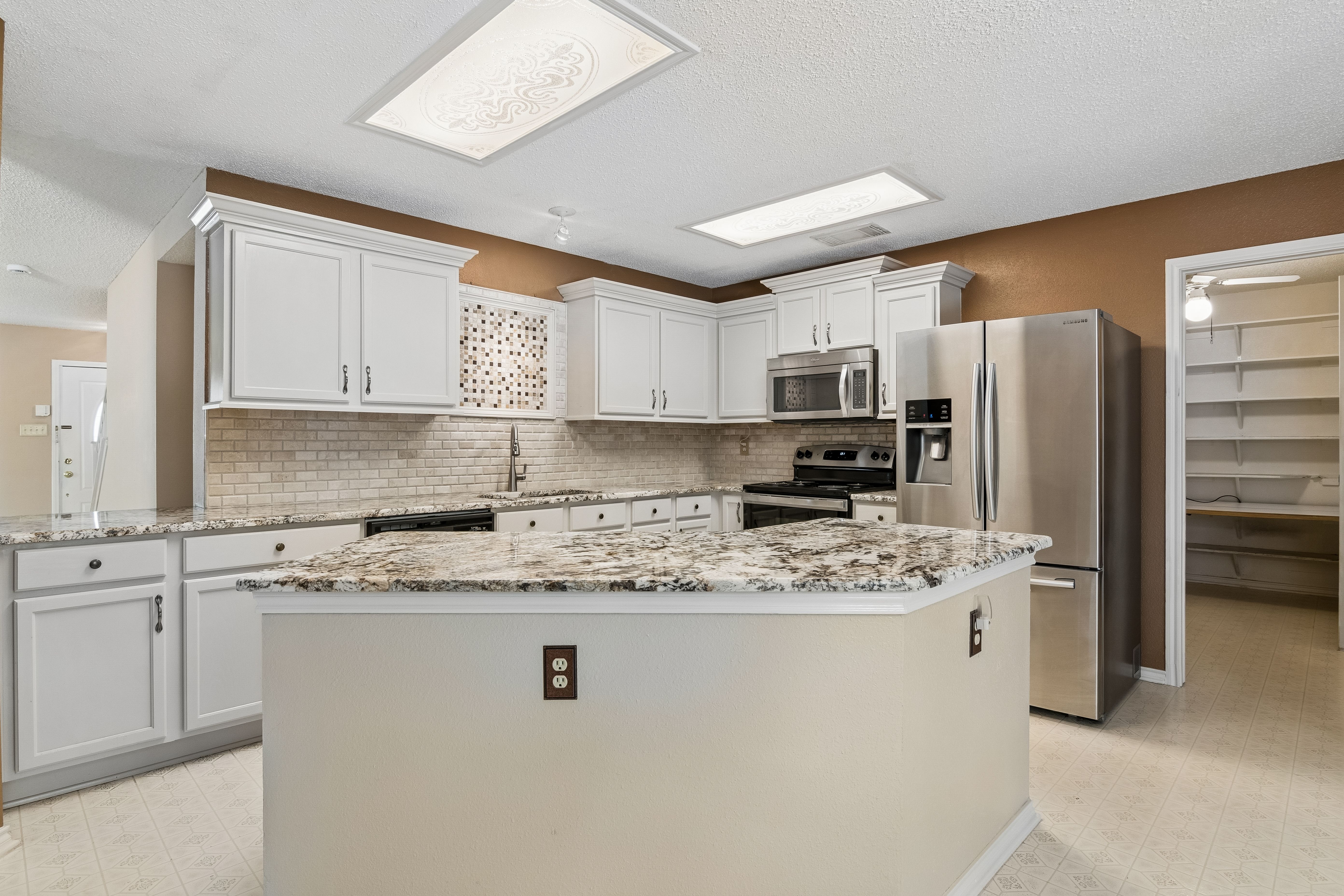  Stylish Two-Story in Huntington Place - 物件實景