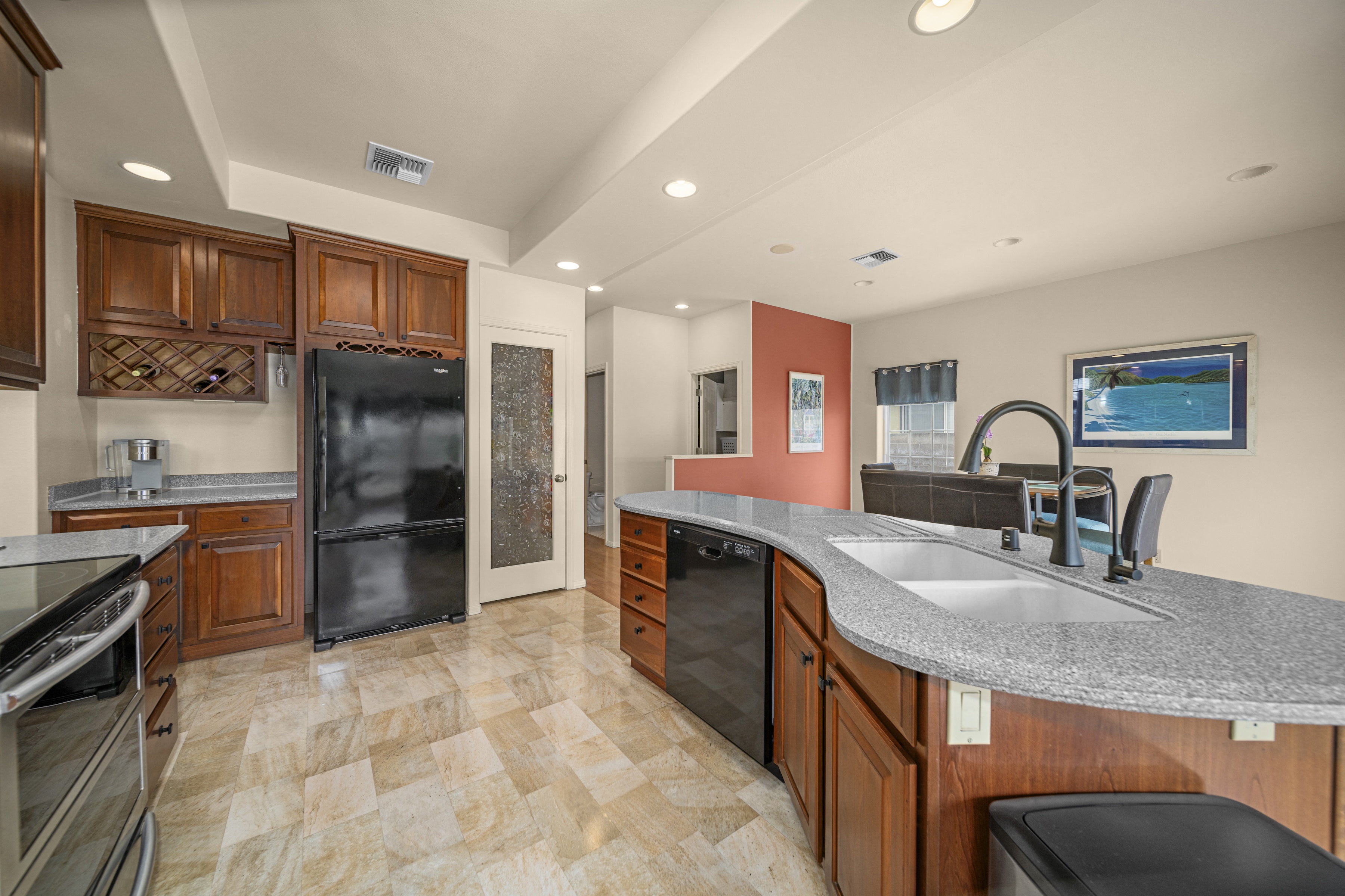  Pride of ownership explains this 4 bedroom 2.5 bath home & backyard - 物件實景