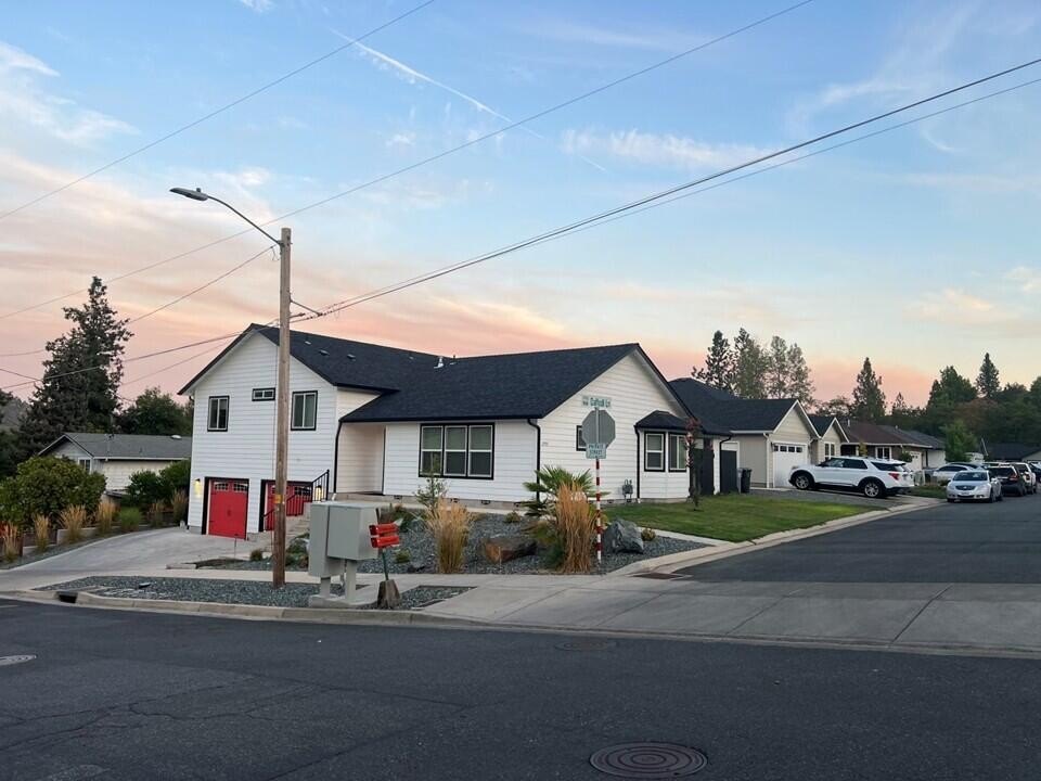 Grants Pass, Oregon, 97526, United States, 5 Bedrooms Bedrooms, ,4 BathroomsBathrooms,Residential,For Sale,1980751