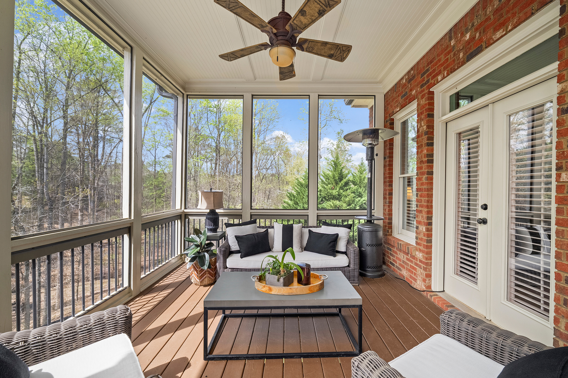  Meticulous Brick Estate Blends Timeless Architecture with Elevated Design - 物件實景