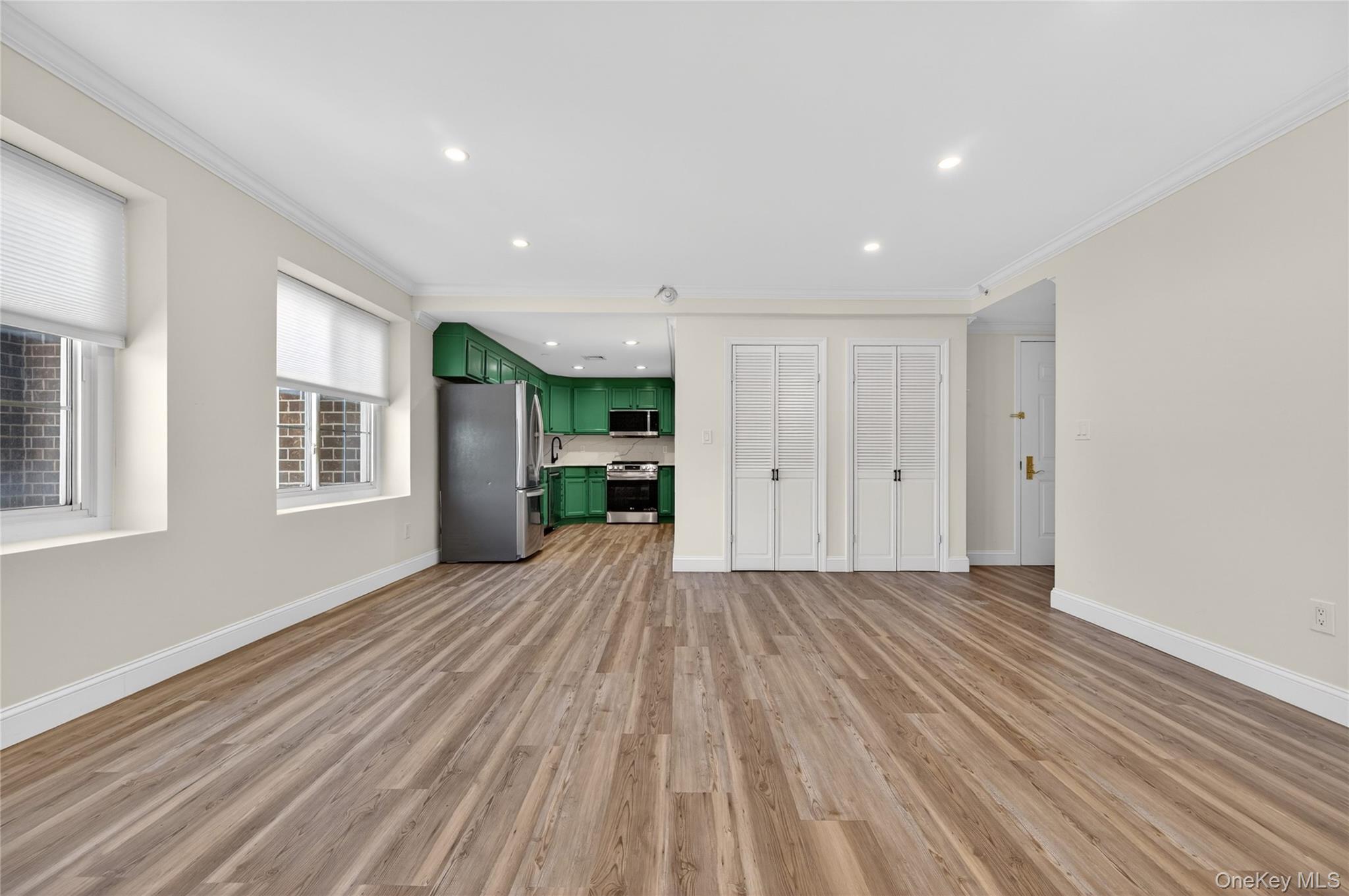  242 Maple Avenue, Westbury, NY, 11590 - 物件實景