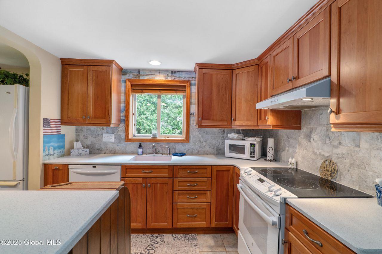 Gloversville, New York, 12078, United States, 2 Bedrooms Bedrooms, ,2 BathroomsBathrooms,Residential,For Sale,1828011