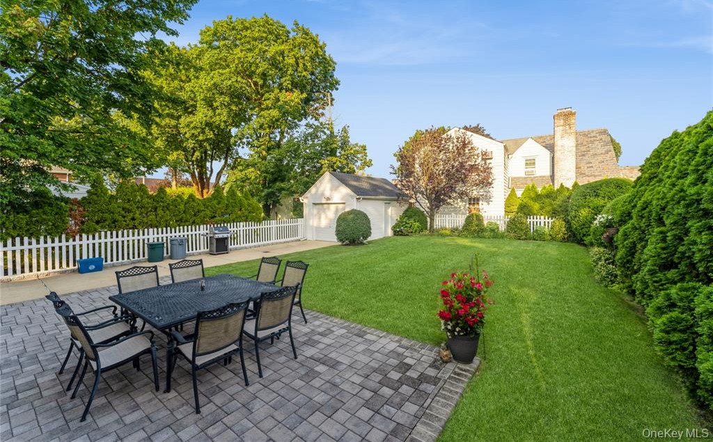 Floral Park, New York, 11001, United States, 3 Bedrooms Bedrooms, ,2 BathroomsBathrooms,Residential,For Sale,1928051