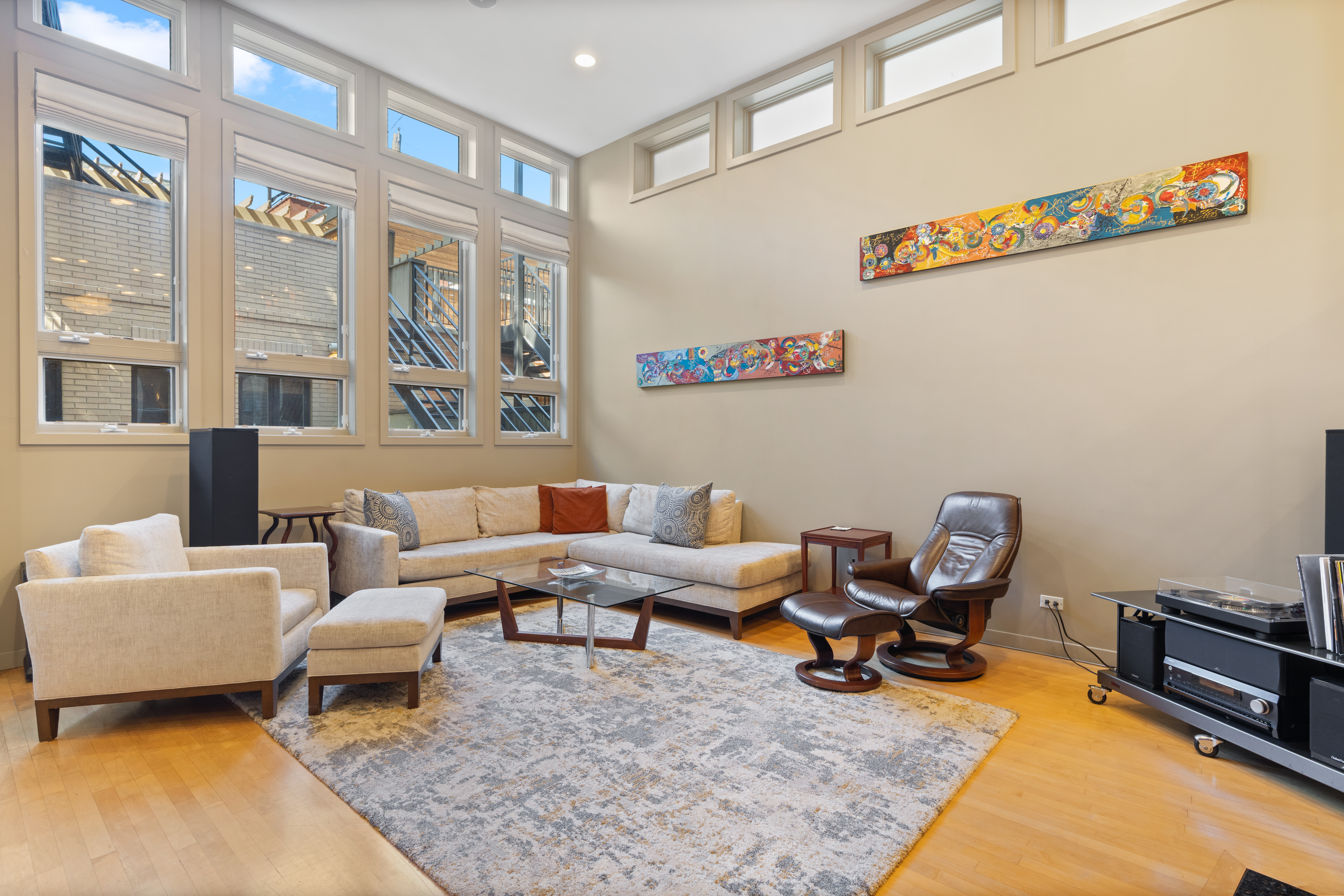  Architecturally Distinctive and Flooded with Natural Light - 物件實景