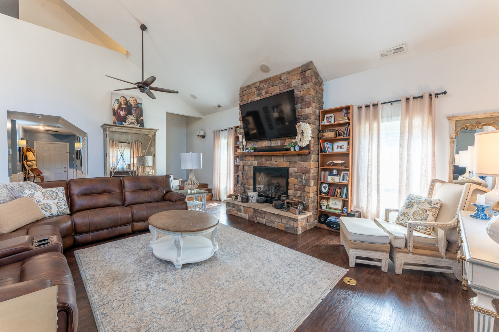 W Frankfort, Illinois, 62896, United States, 5 Bedrooms Bedrooms, ,4 BathroomsBathrooms,Residential,For Sale,1929151