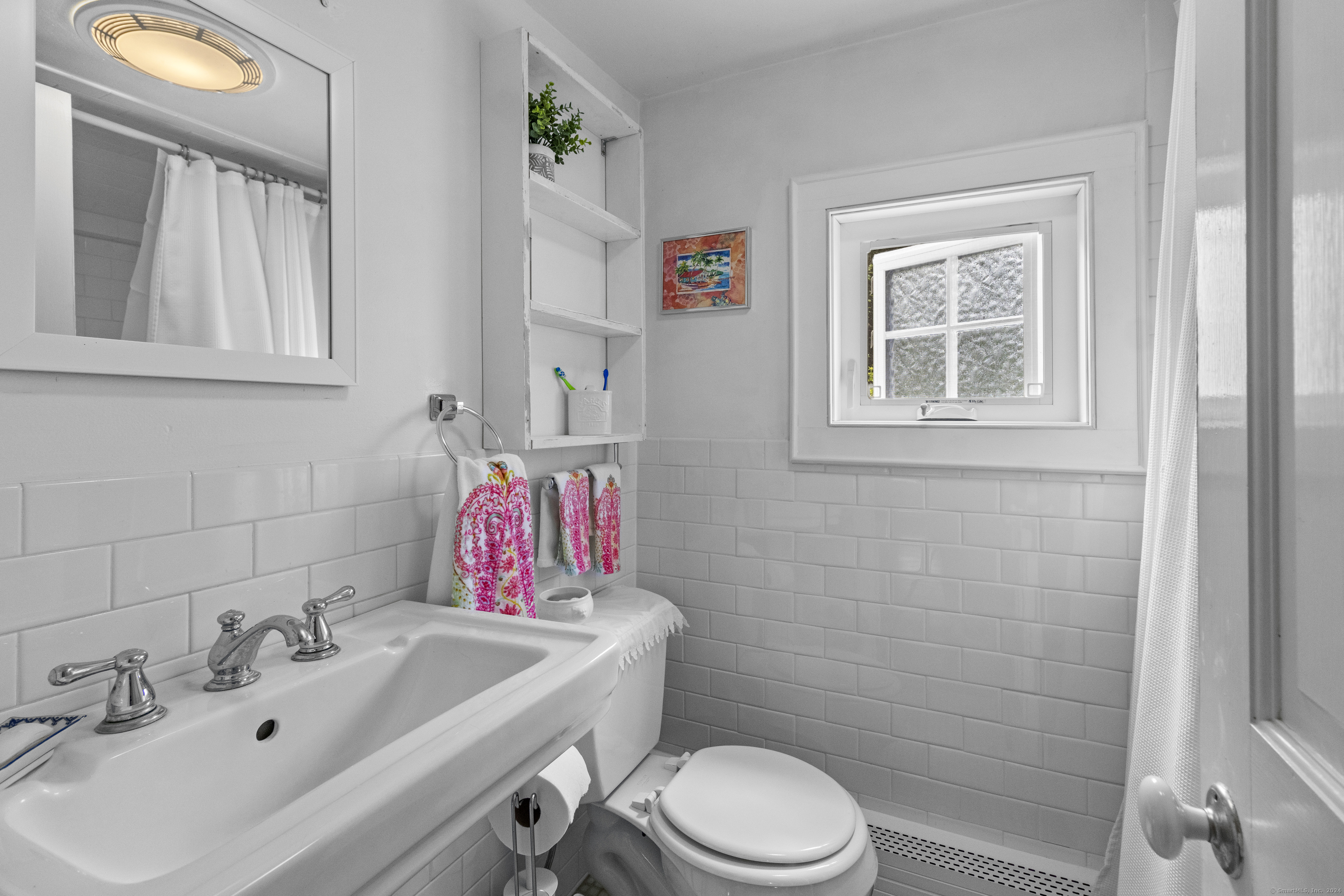 Newtown, Connecticut, 06482, United States, 3 Bedrooms Bedrooms, ,2 BathroomsBathrooms,Residential,For Sale,1828428
