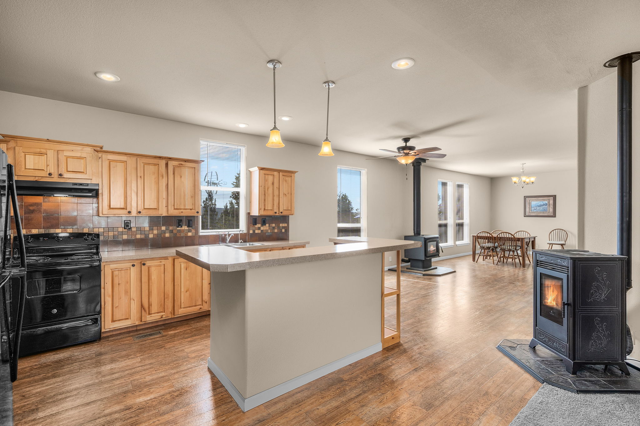 Prineville, Oregon, 97754, United States, 3 Bedrooms Bedrooms, ,2 BathroomsBathrooms,Residential,For Sale,1941697