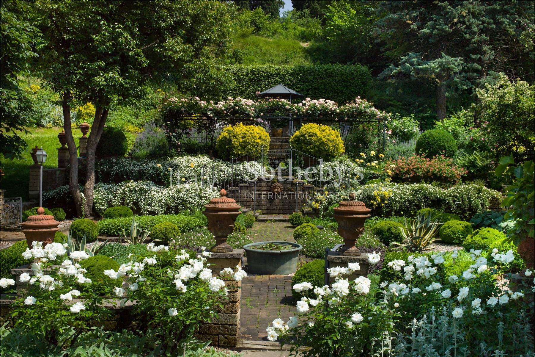  Prestigious residence with a magnificent landscaped garden. - 物件實景