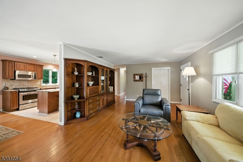 Parsippany-Troy Hills Twp., New Jersey, 07005, United States, 3 Bedrooms Bedrooms, ,2 BathroomsBathrooms,Residential,For Sale,1934343