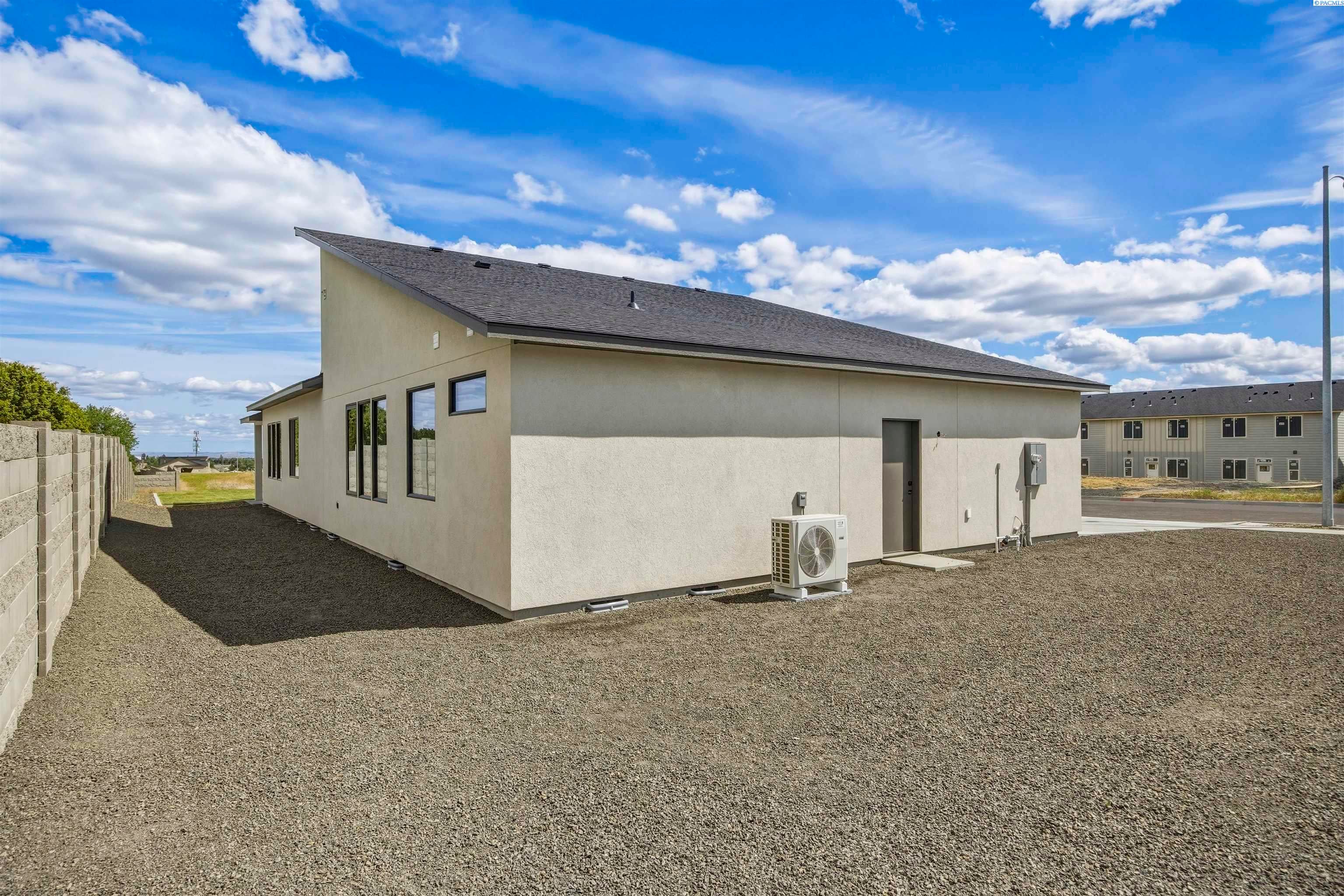 Richland, Washington, 99352, United States, 4 Bedrooms Bedrooms, ,3 BathroomsBathrooms,Residential,For Sale,2048116