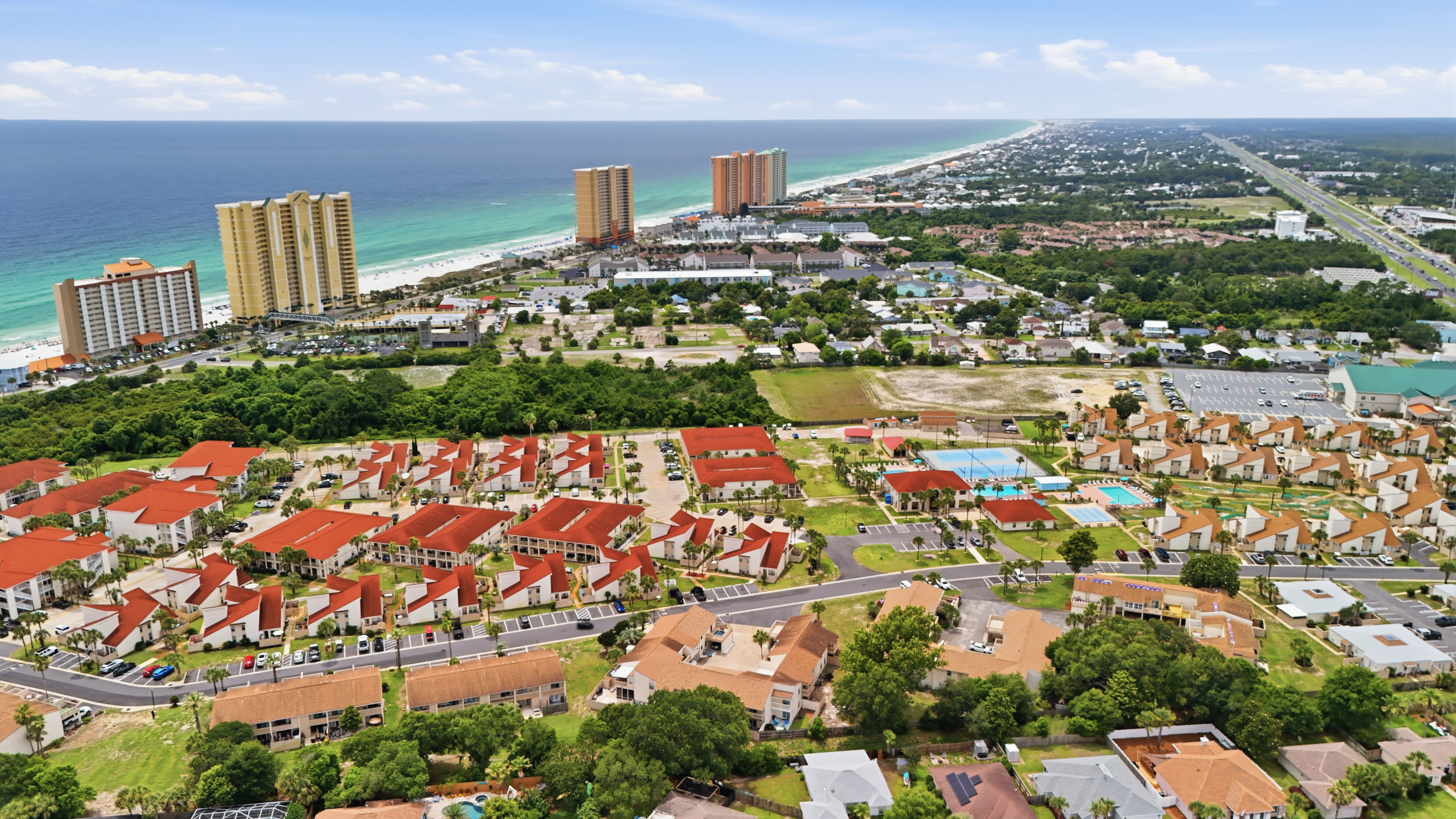  Amenity-Rich Beach Townhome Near Pier Park - 物件實景