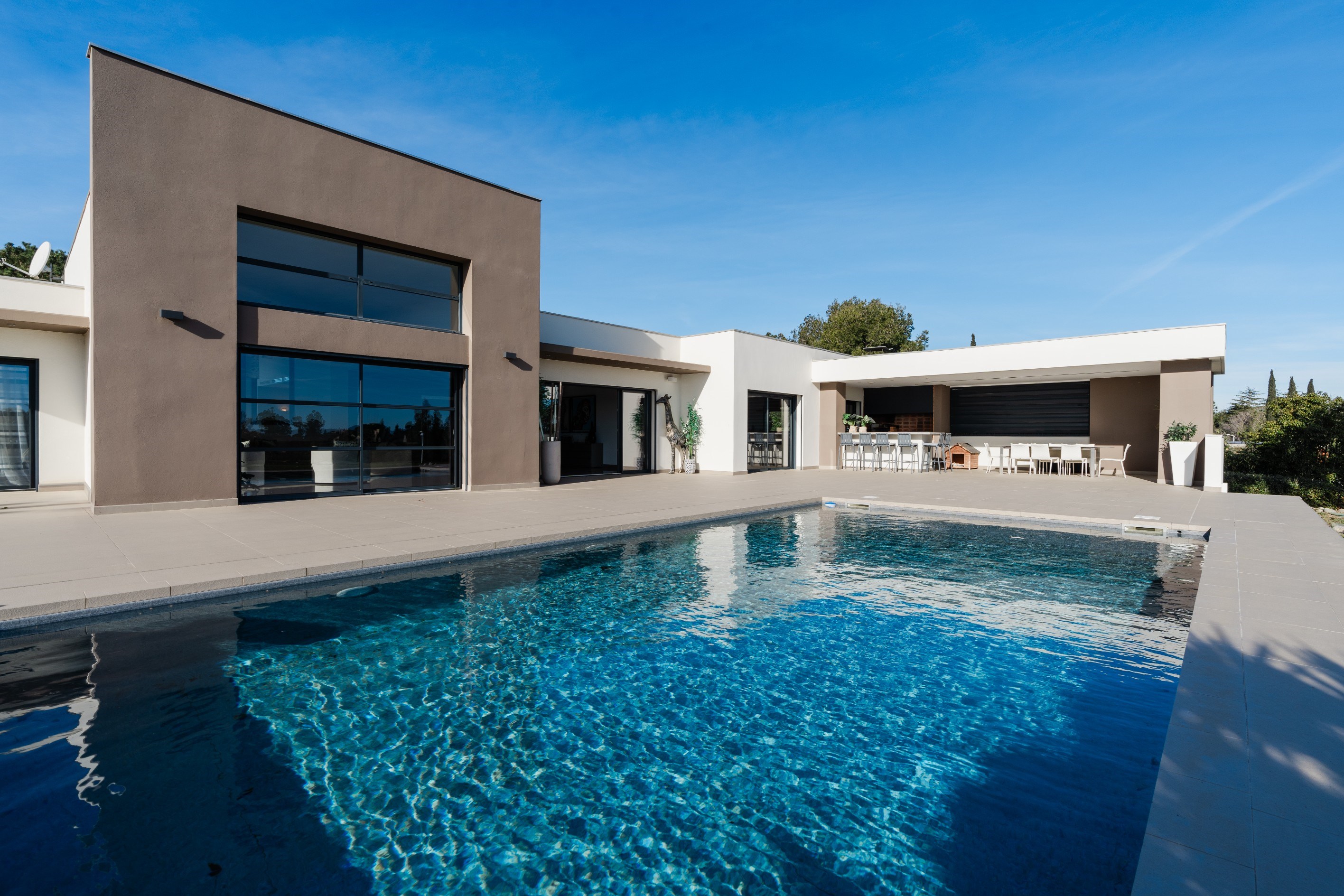  Exceptional contemporary single-storey home with pool - 物件實景