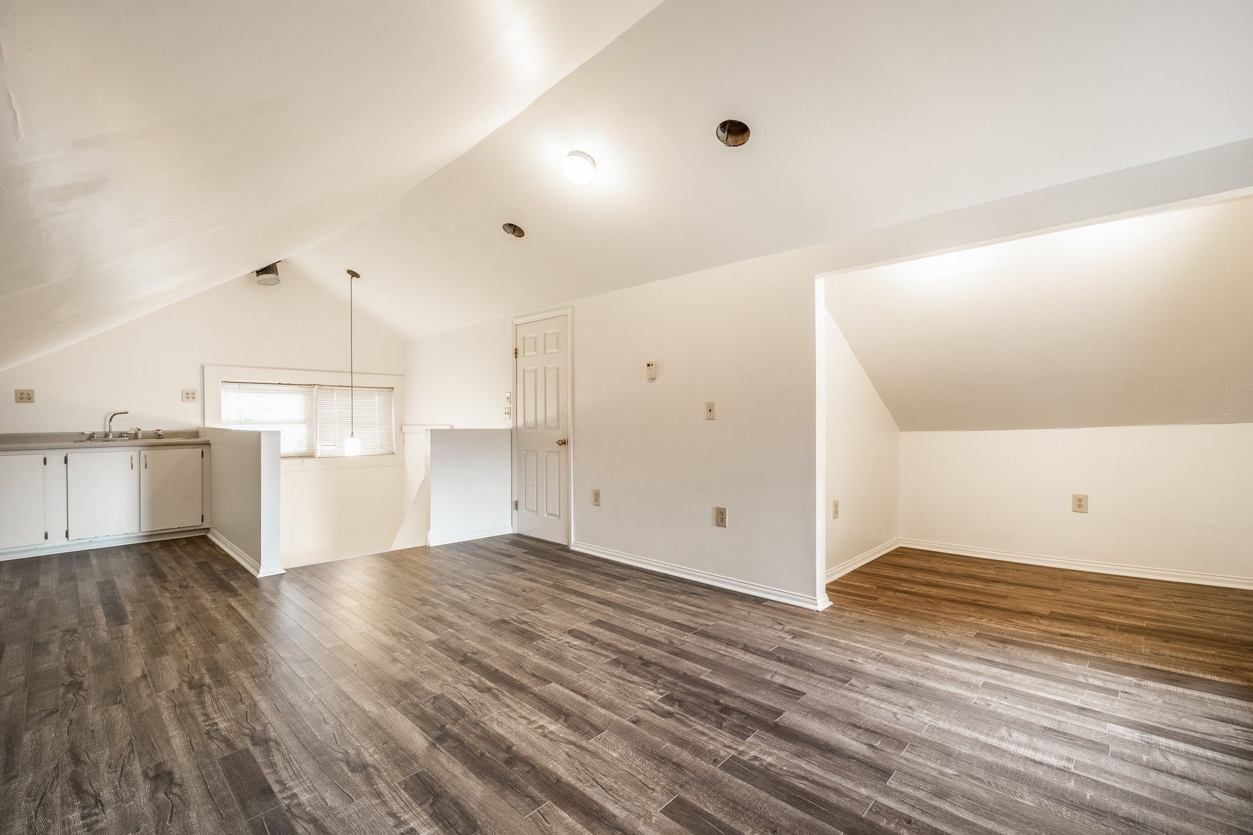  Charming Indianapolis Home with Stained Woodwork and Hardwood Floors - 物件實景