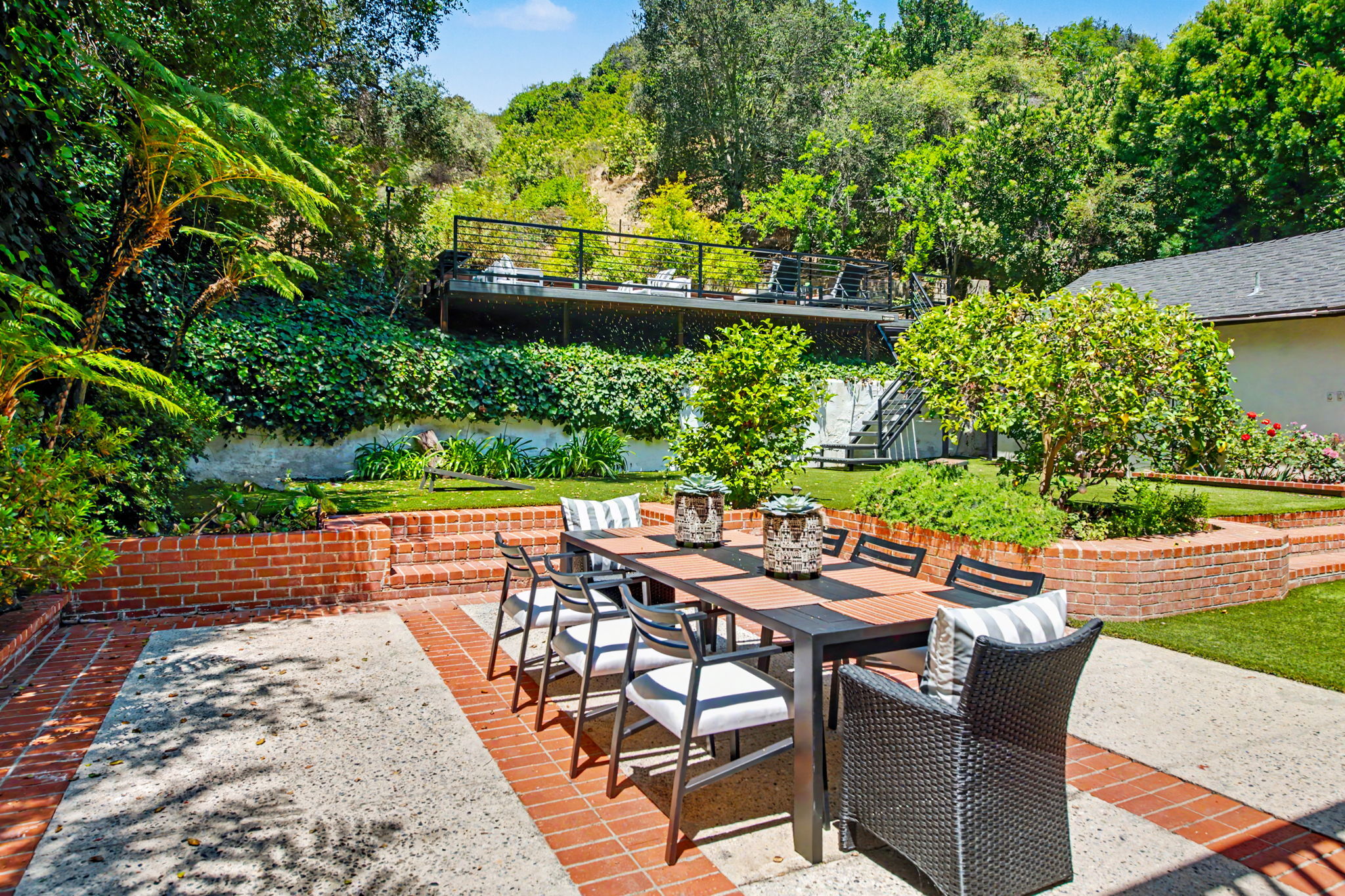  2411 Benedict Canyon Dr - 物件實景