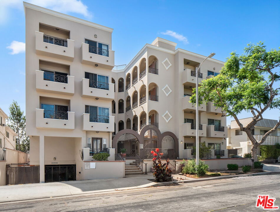 Los Angeles, California, 90025, United States, 3 Bedrooms Bedrooms, ,3 BathroomsBathrooms,Residential,For Sale,1939607