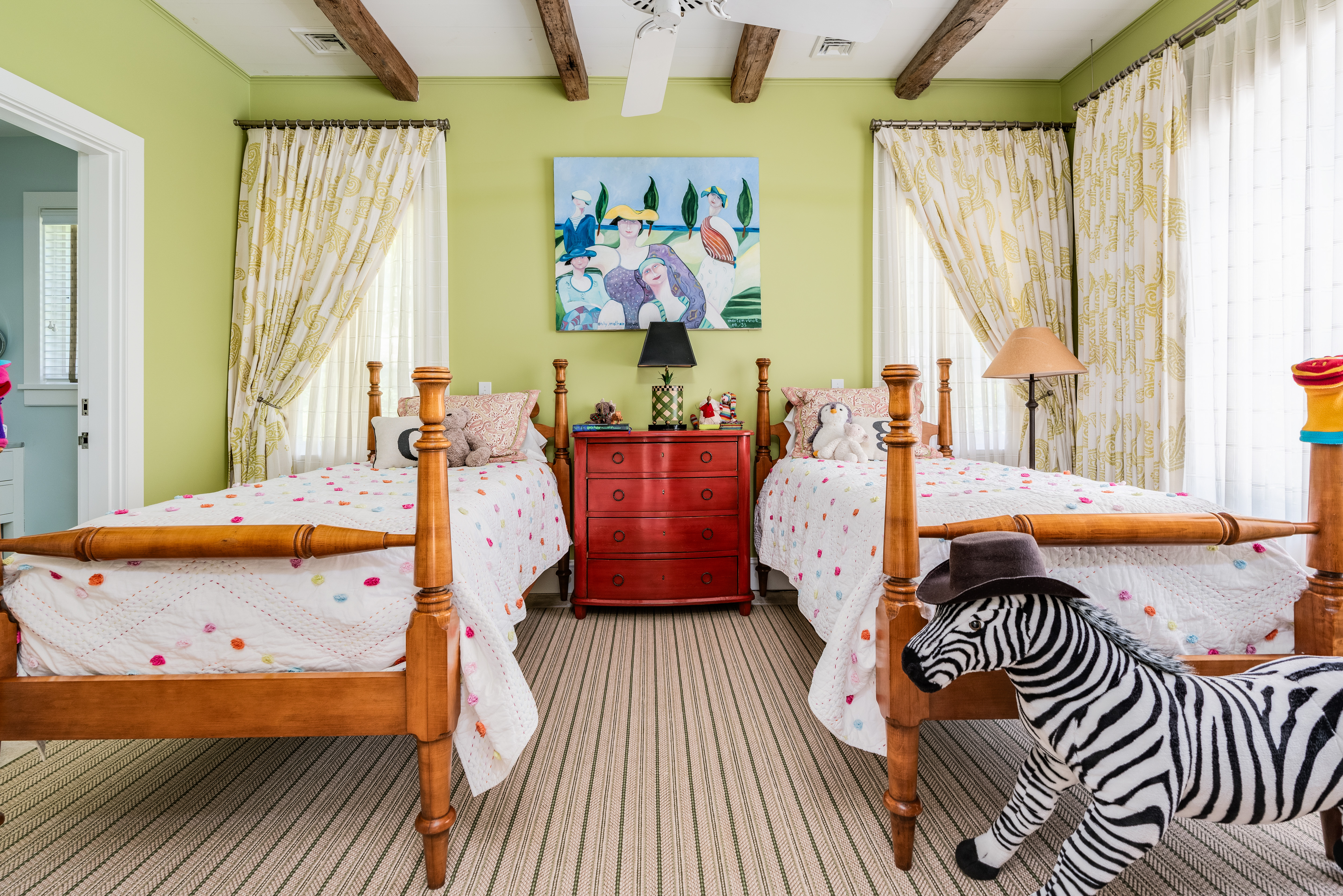  Hilltop Estate Offers Old World Elegance & Modern Luxury - 物件實景