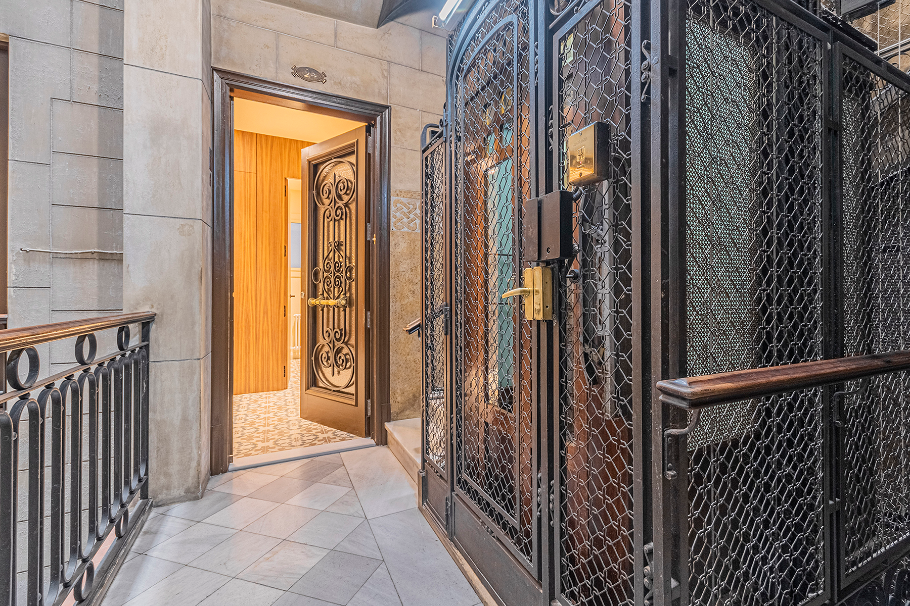  Renovated flat in historic building - L