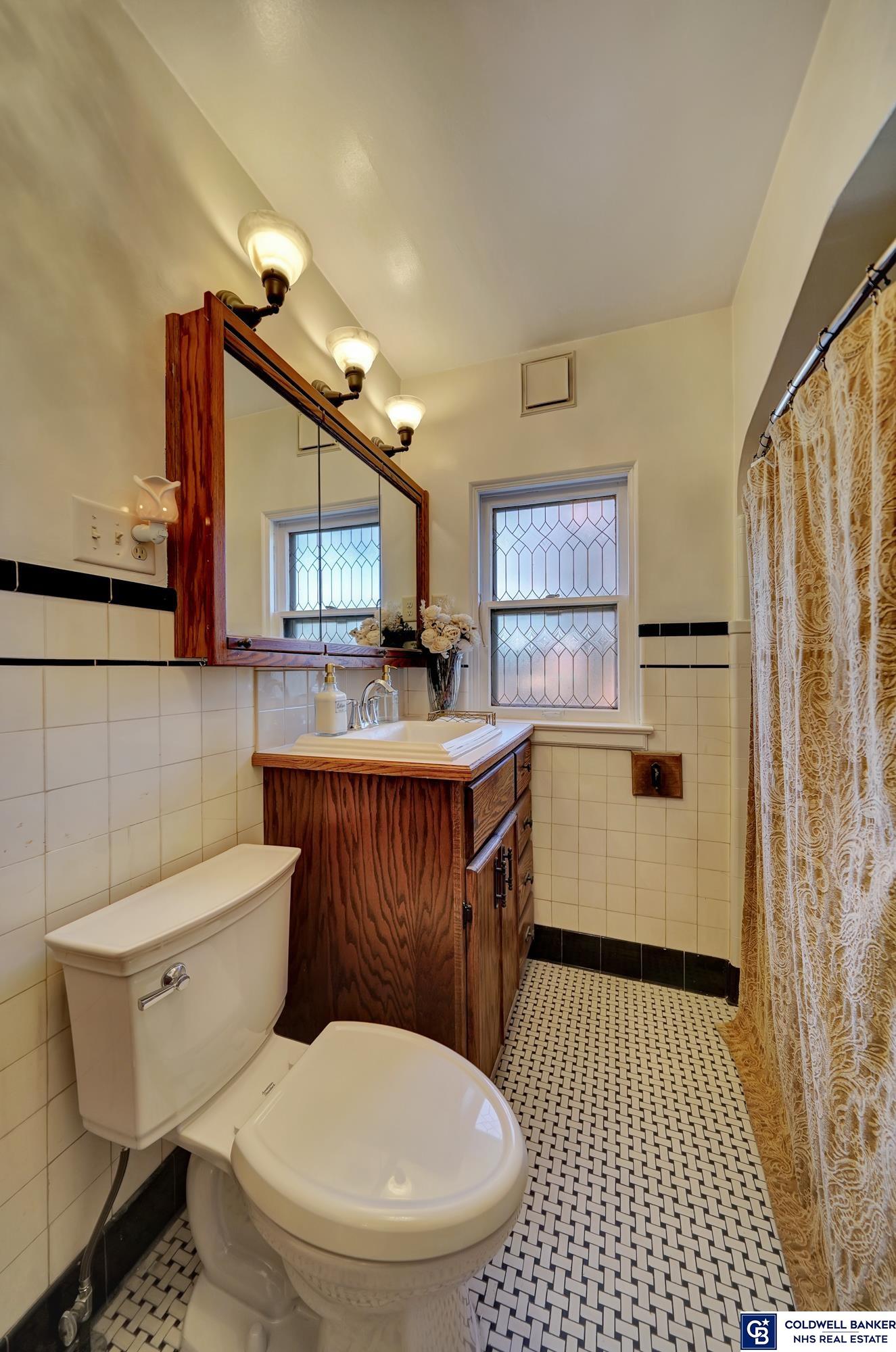 Lincoln, Nebraska, 68510, United States, 6 Bedrooms Bedrooms, ,2 BathroomsBathrooms,Residential,For Sale,1796246