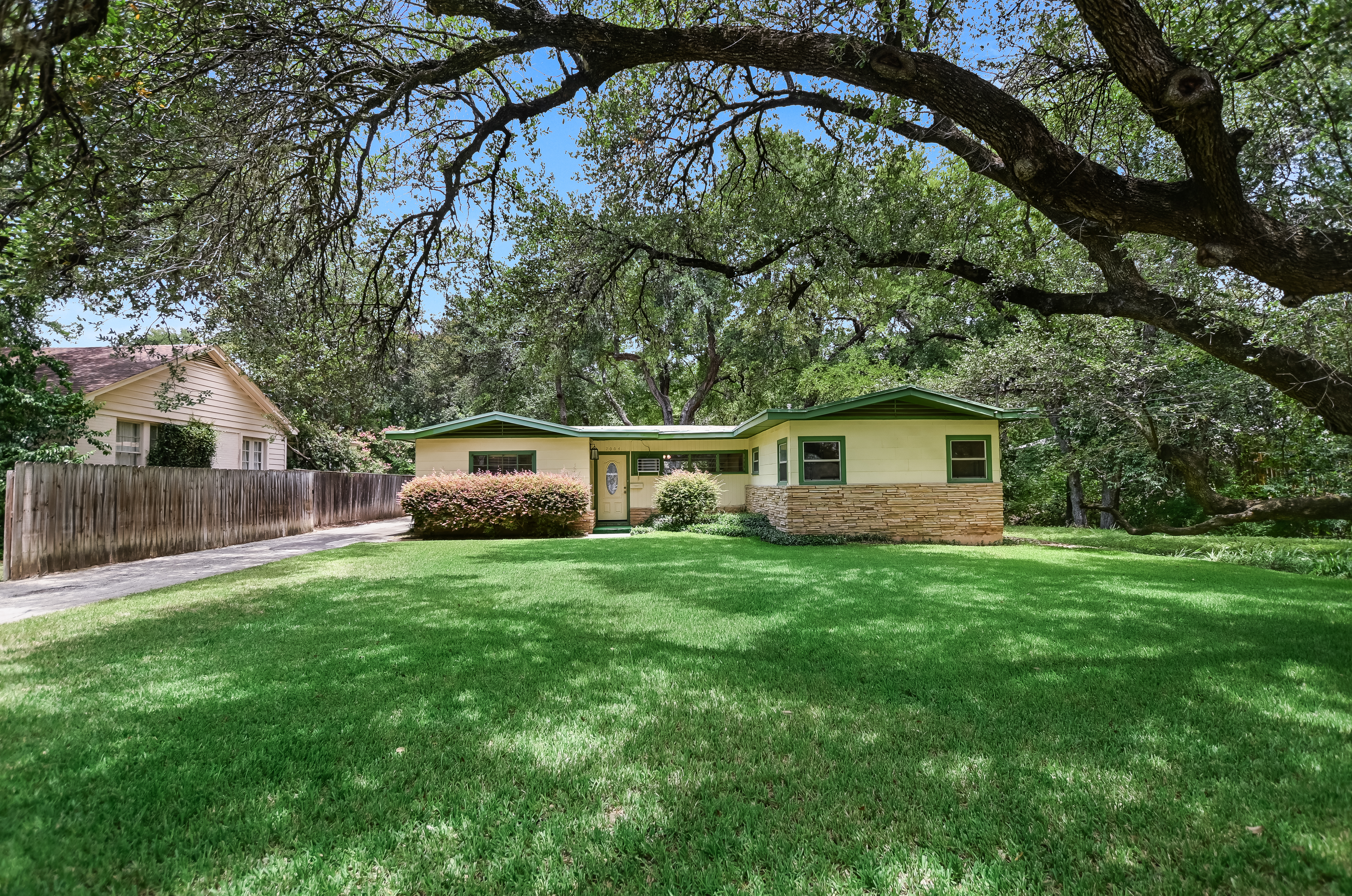  JUST LISTED in Tarrytown - 物件實景