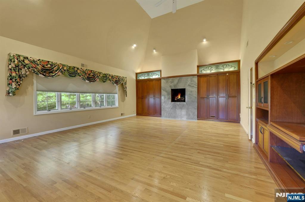 Park Ridge, New Jersey, 07656, United States, 3 Bedrooms Bedrooms, ,5 BathroomsBathrooms,Residential,For Sale,2001843