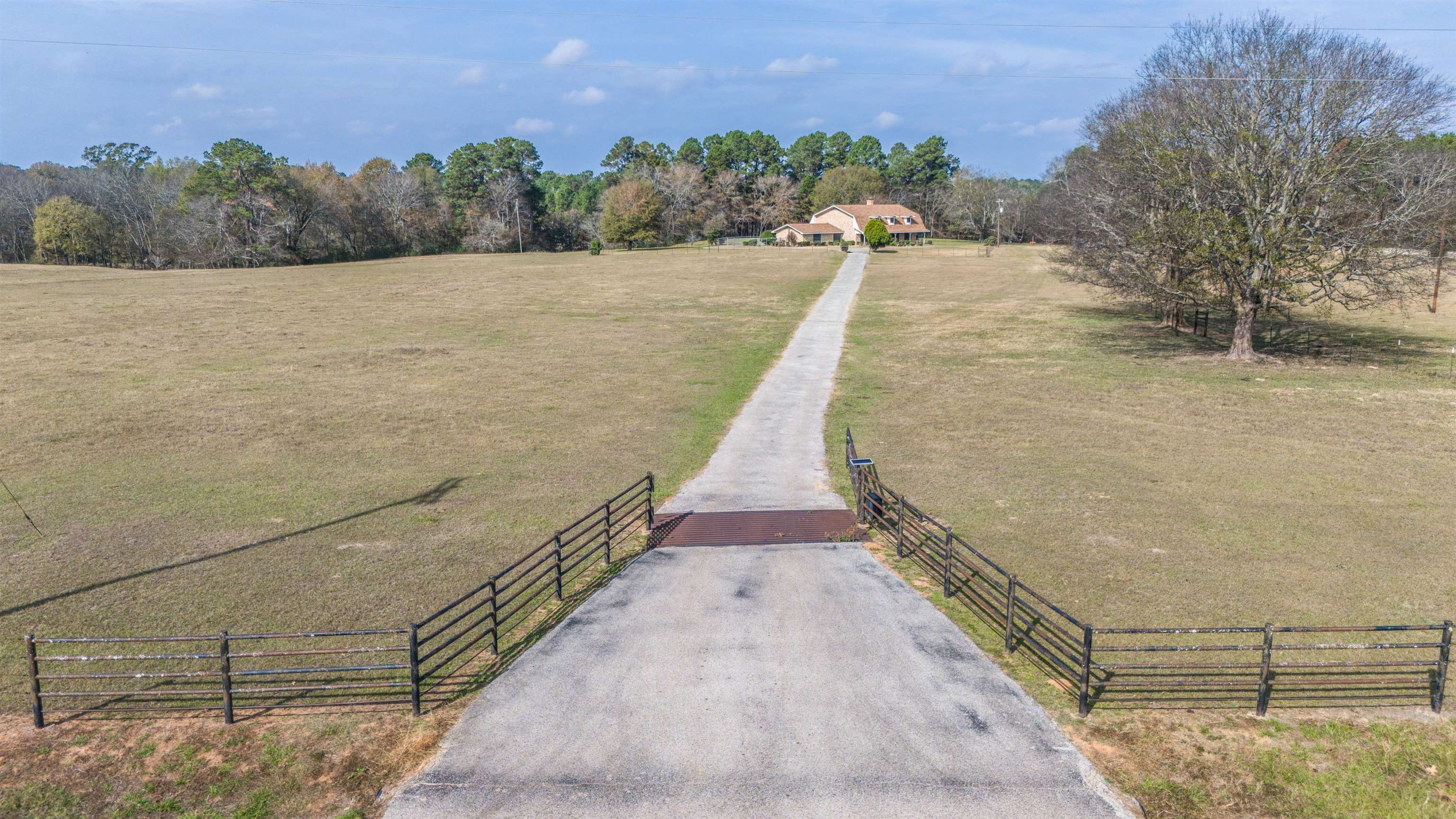 Marshall, Texas, 75670, United States, 5 Bedrooms Bedrooms, ,4 BathroomsBathrooms,Residential,For Sale,1996423