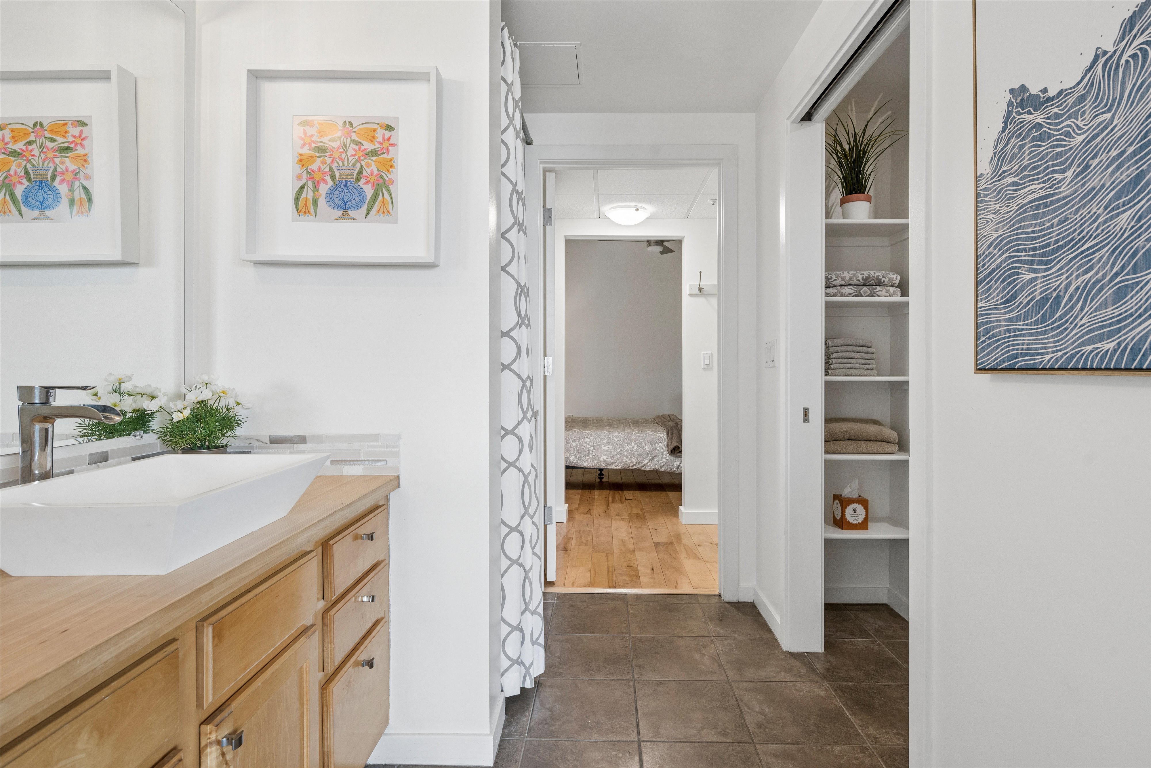  This beautifully updated residence welcomes you with stunning natural light - 物件實景