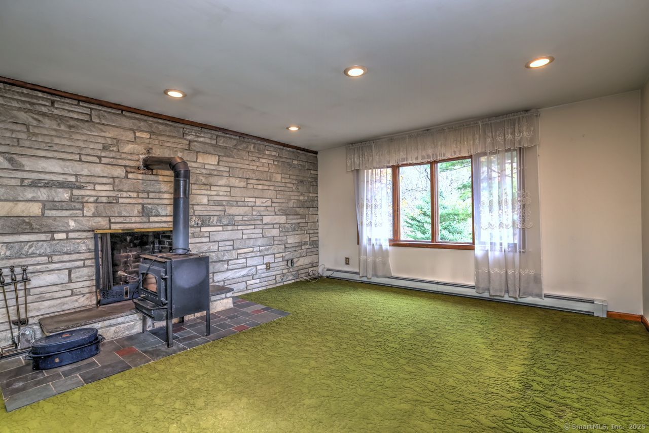 Trumbull, Connecticut, 06611, United States, 3 Bedrooms Bedrooms, ,2 BathroomsBathrooms,Residential,For Sale,1988138