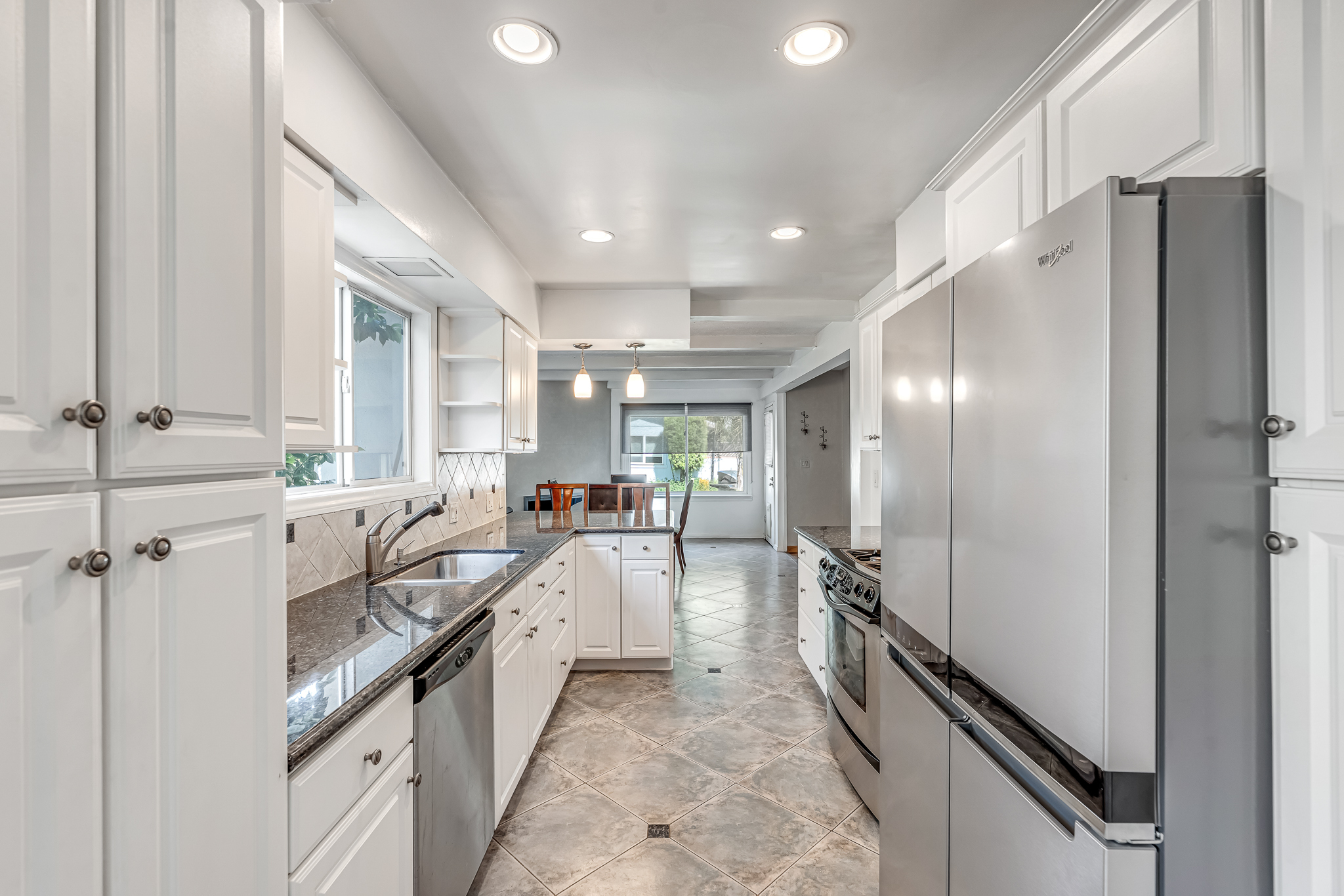  6626 Burnet Avenue - 物件實景