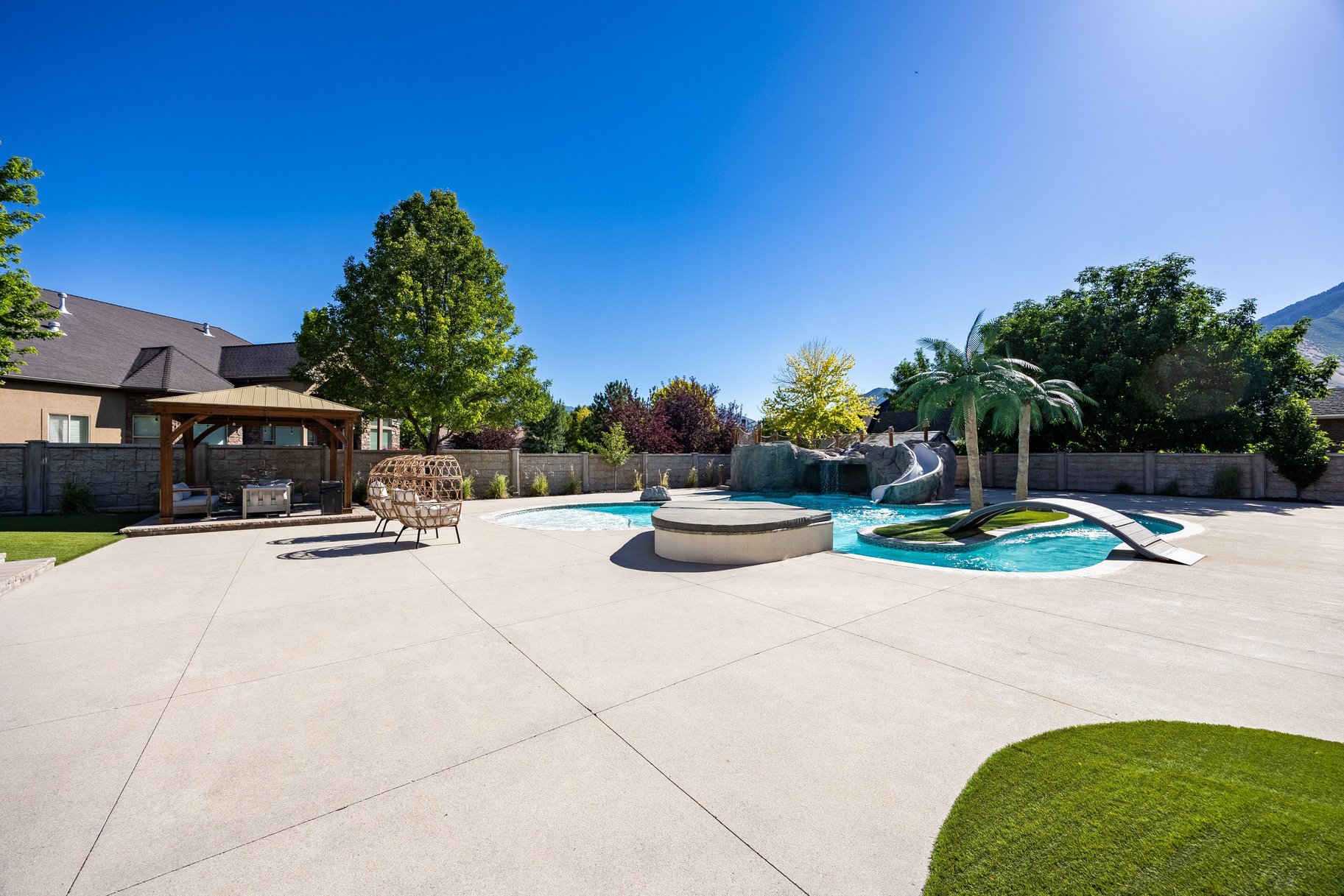  Newly Updated Home with Pool, Lazy River & Detached Garage - 物件實景
