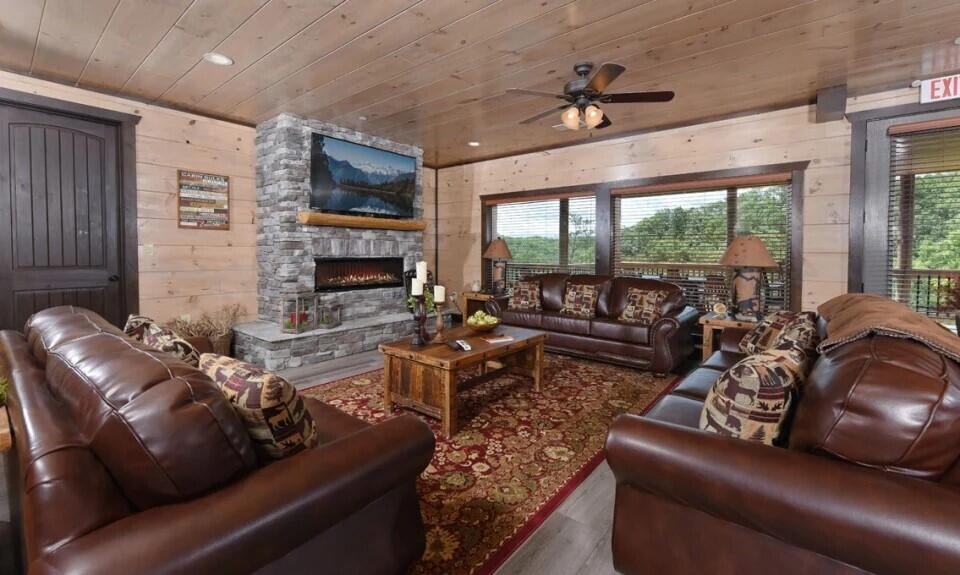 Sevierville, Tennessee, 37876, United States, 16 Bedrooms Bedrooms, ,17 BathroomsBathrooms,Residential,For Sale,1977076