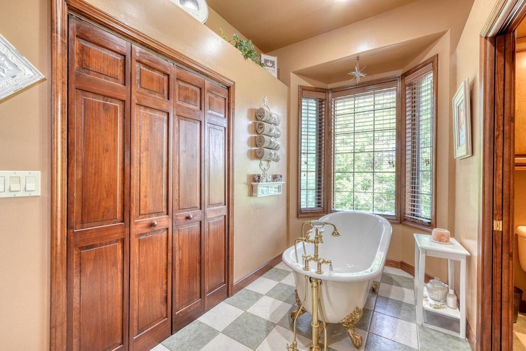 Murphy, North Carolina, 28906, United States, 3 Bedrooms Bedrooms, ,2 BathroomsBathrooms,Residential,For Sale,1926977