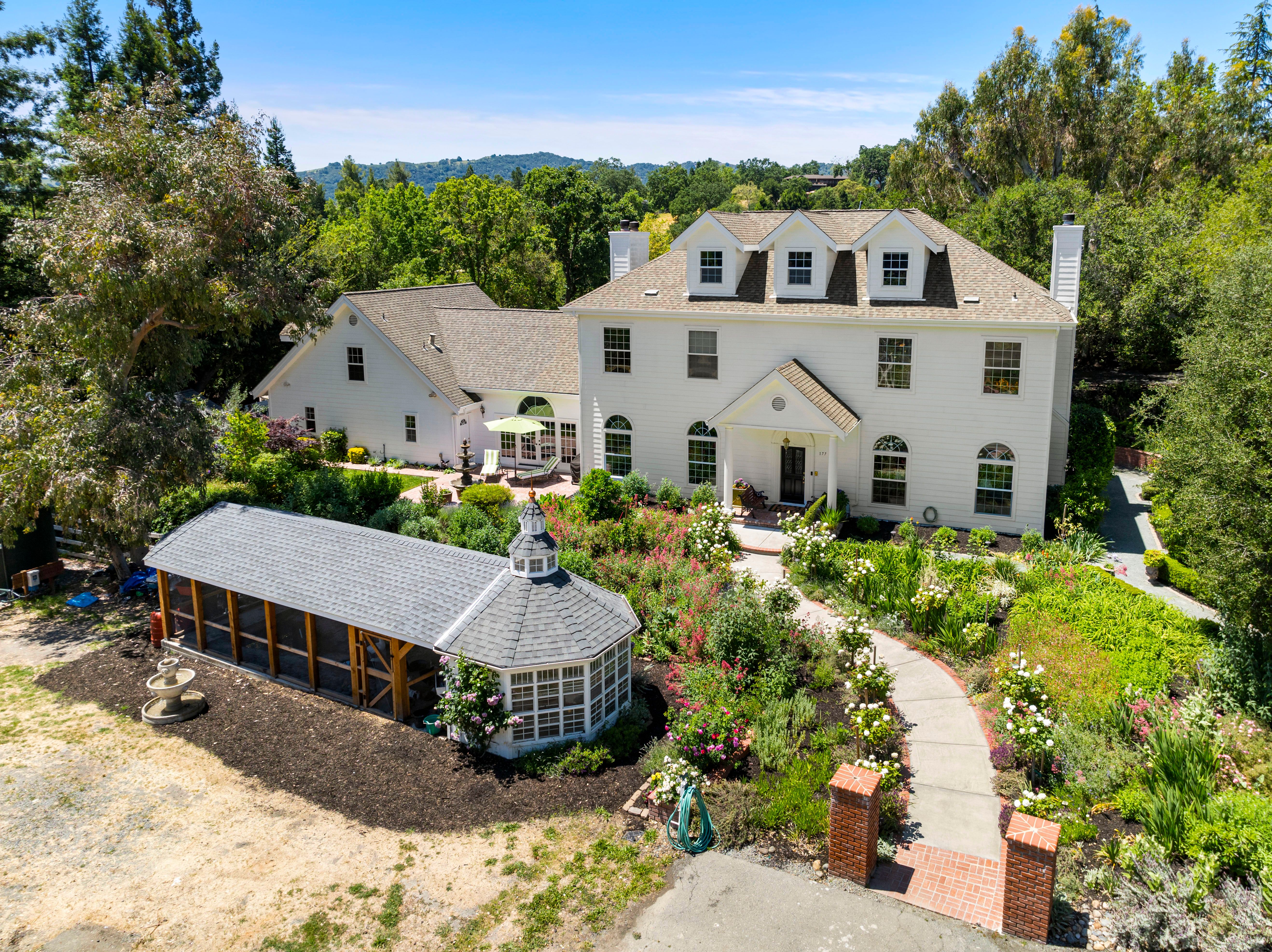  Grand Georgia Colonial Estate with Luxurious Designer Finishes - 物件實景