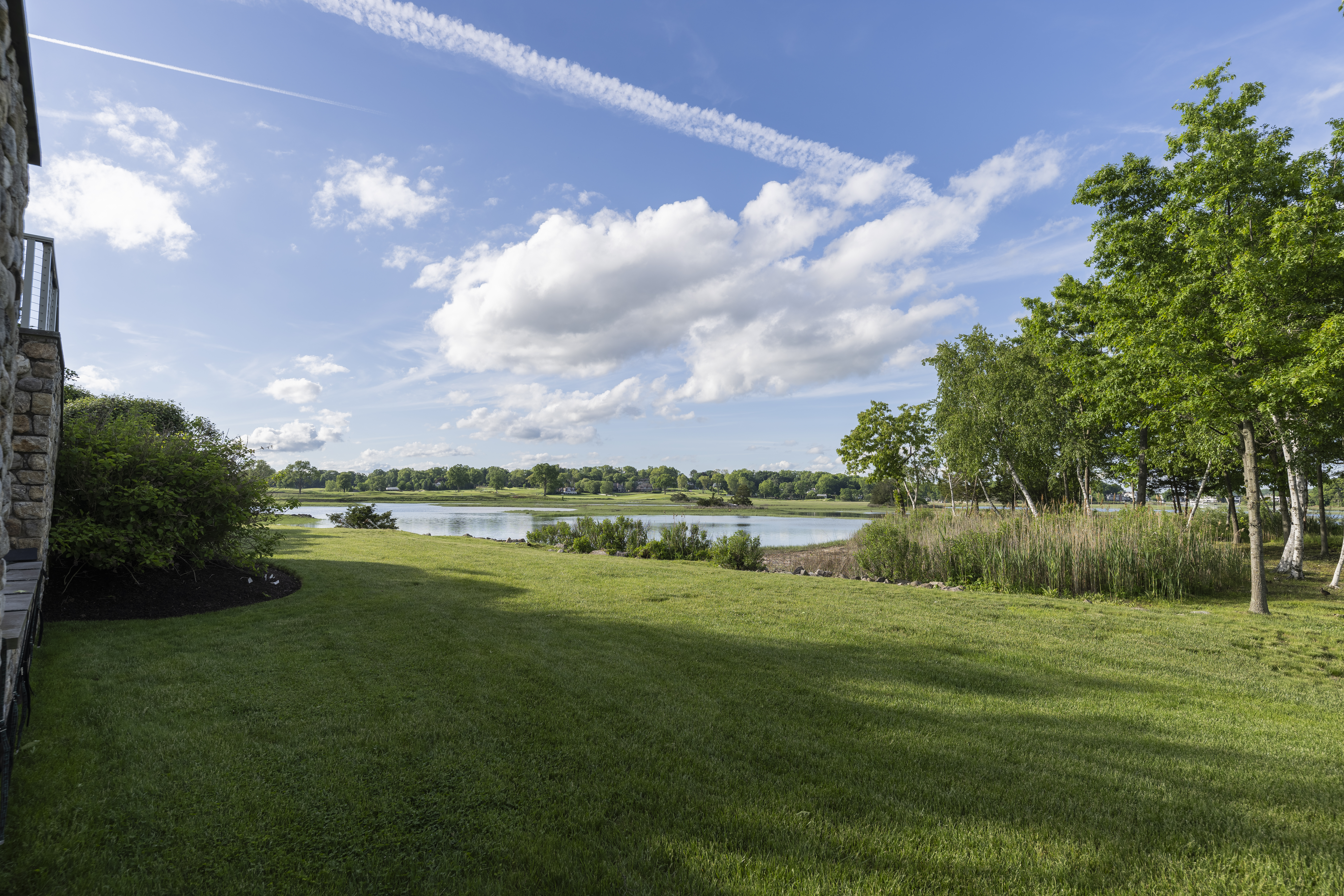  Breathtaking Estate with Sweeping Water Views - 物件實景