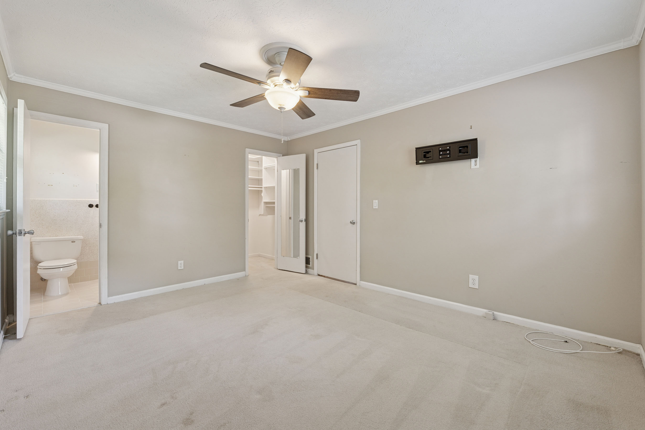  One of the Last Remaining Opportunities on Sought-After Meadow Drive in Downtown - 物件實景