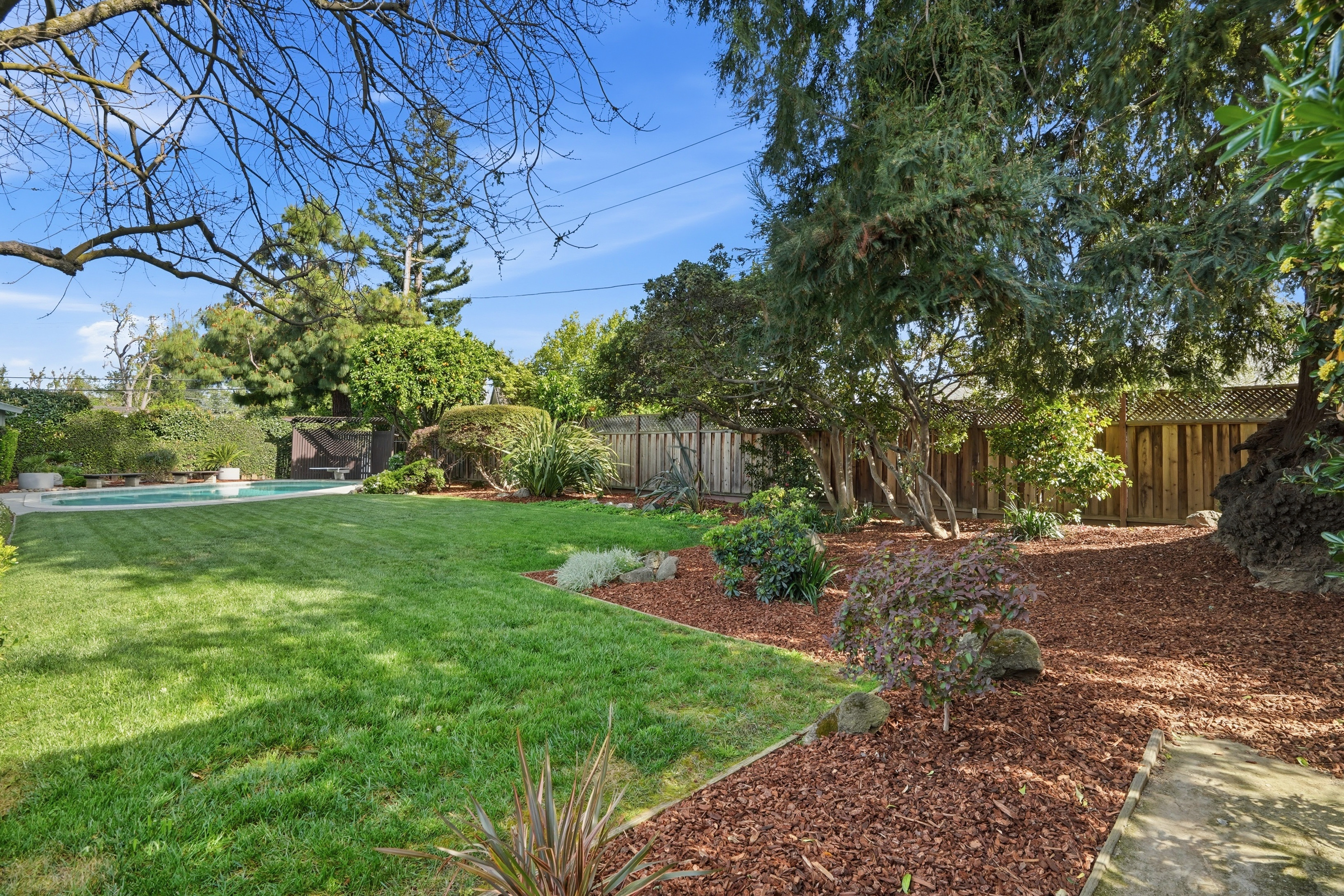  Single-Level Rancher in Coveted Neighborhood - 物件實景