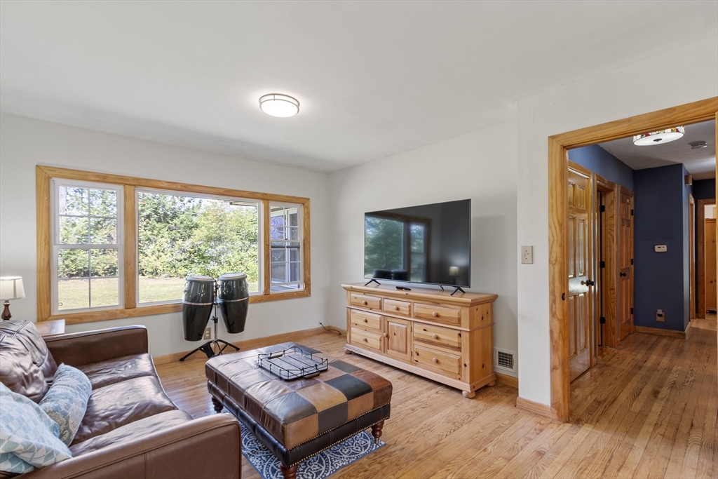 Framingham, Massachusetts, 01701, United States, 4 Bedrooms Bedrooms, ,3 BathroomsBathrooms,Residential,For Sale,1939196