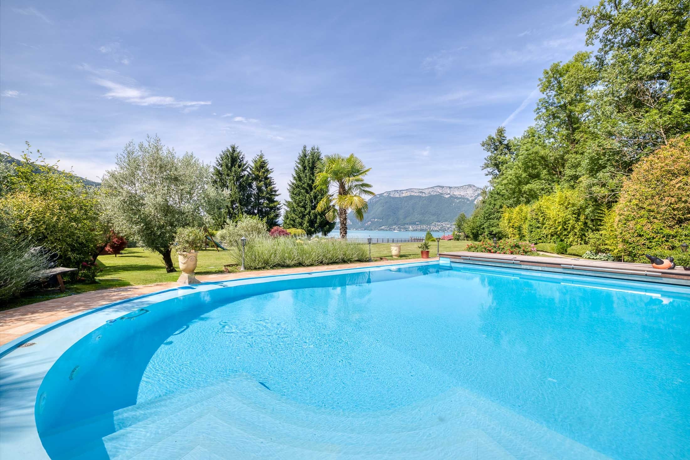  Exceptional property, unique waterfront location on Annecy