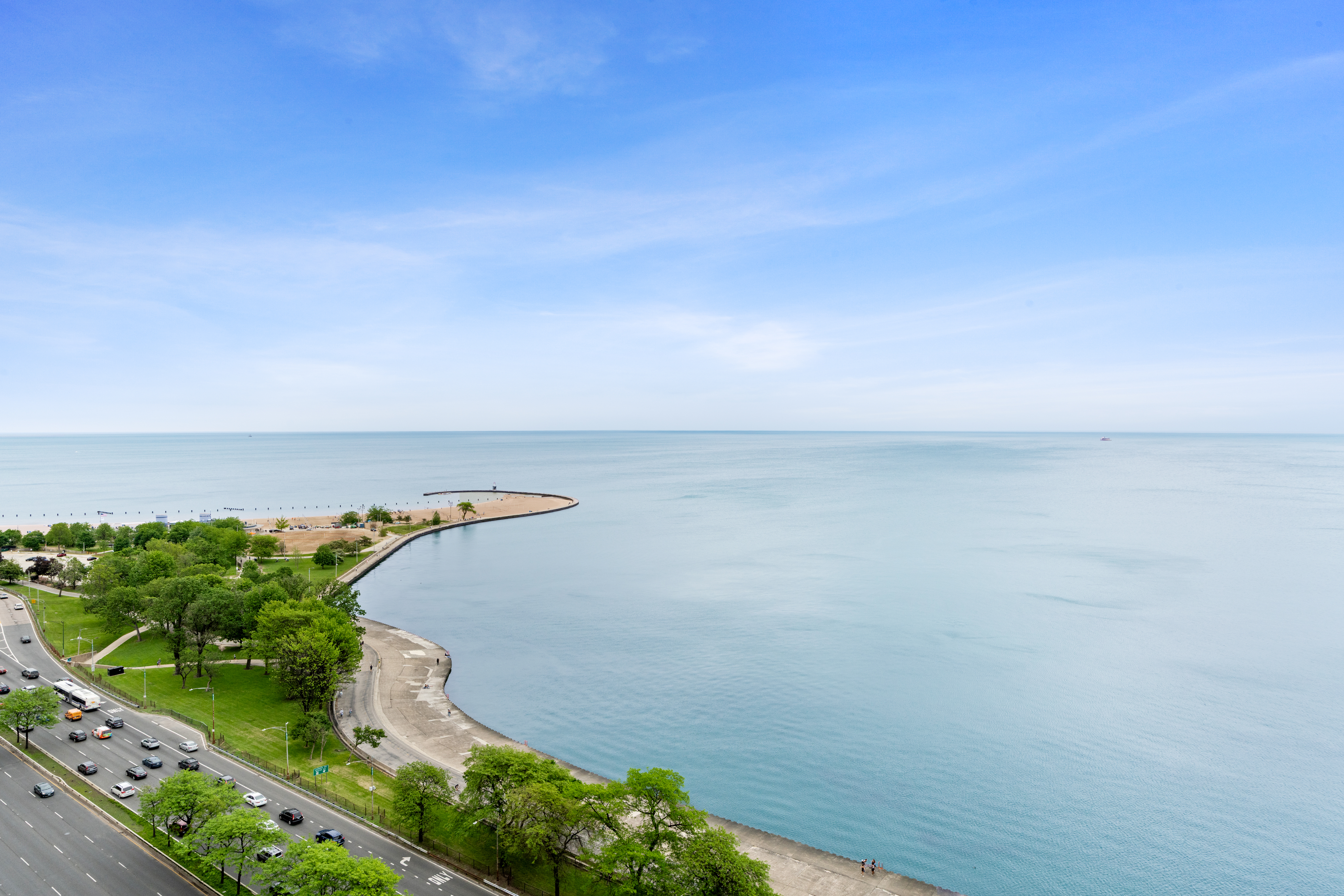  Enjoy Turnkey Lakefront Living in a Well-Established Gold Coast Building - 物件實景