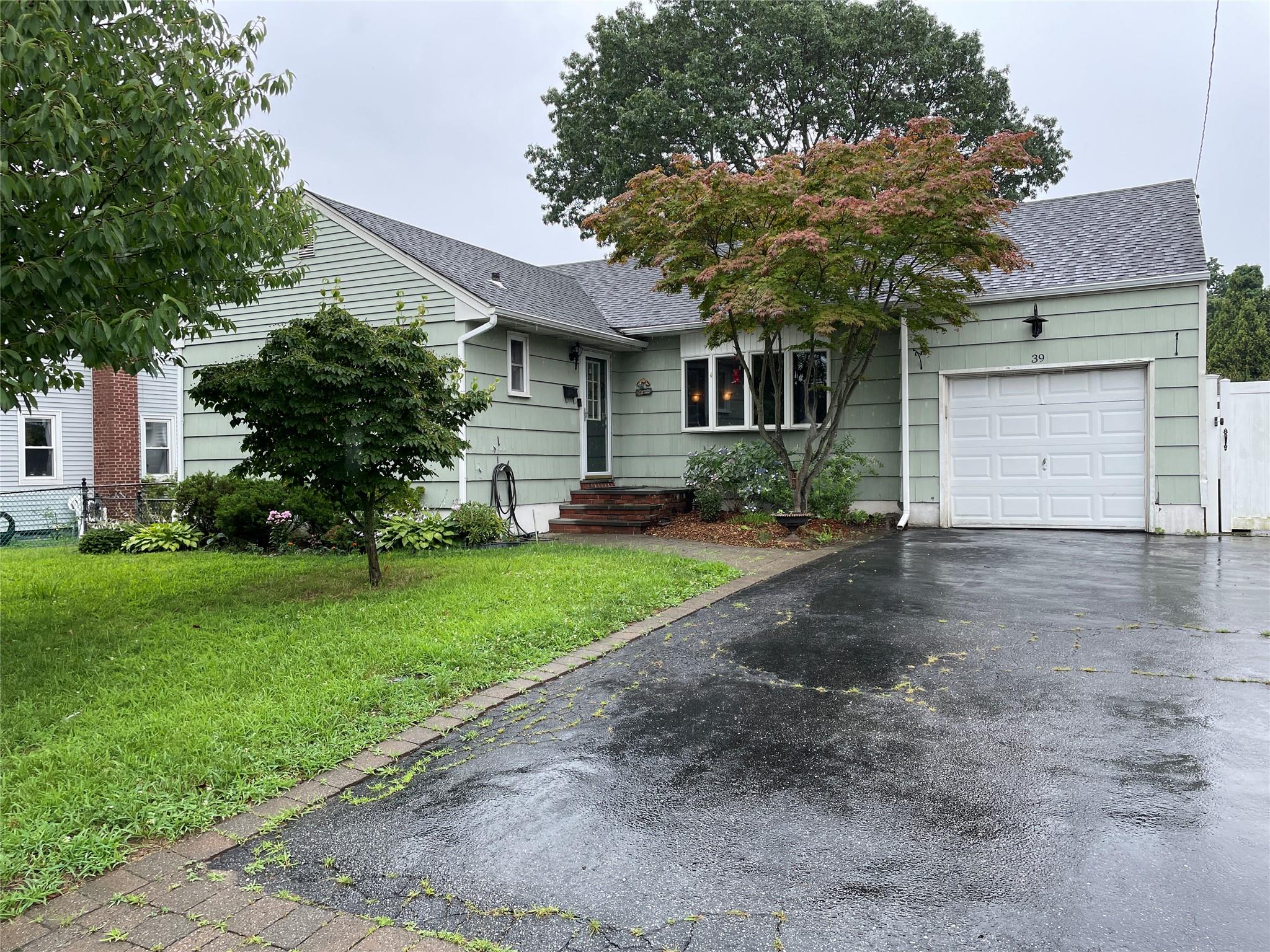 Lindenhurst, New York, 11757, United States, 3 Bedrooms Bedrooms, ,2 BathroomsBathrooms,Residential,For Sale,1920601
