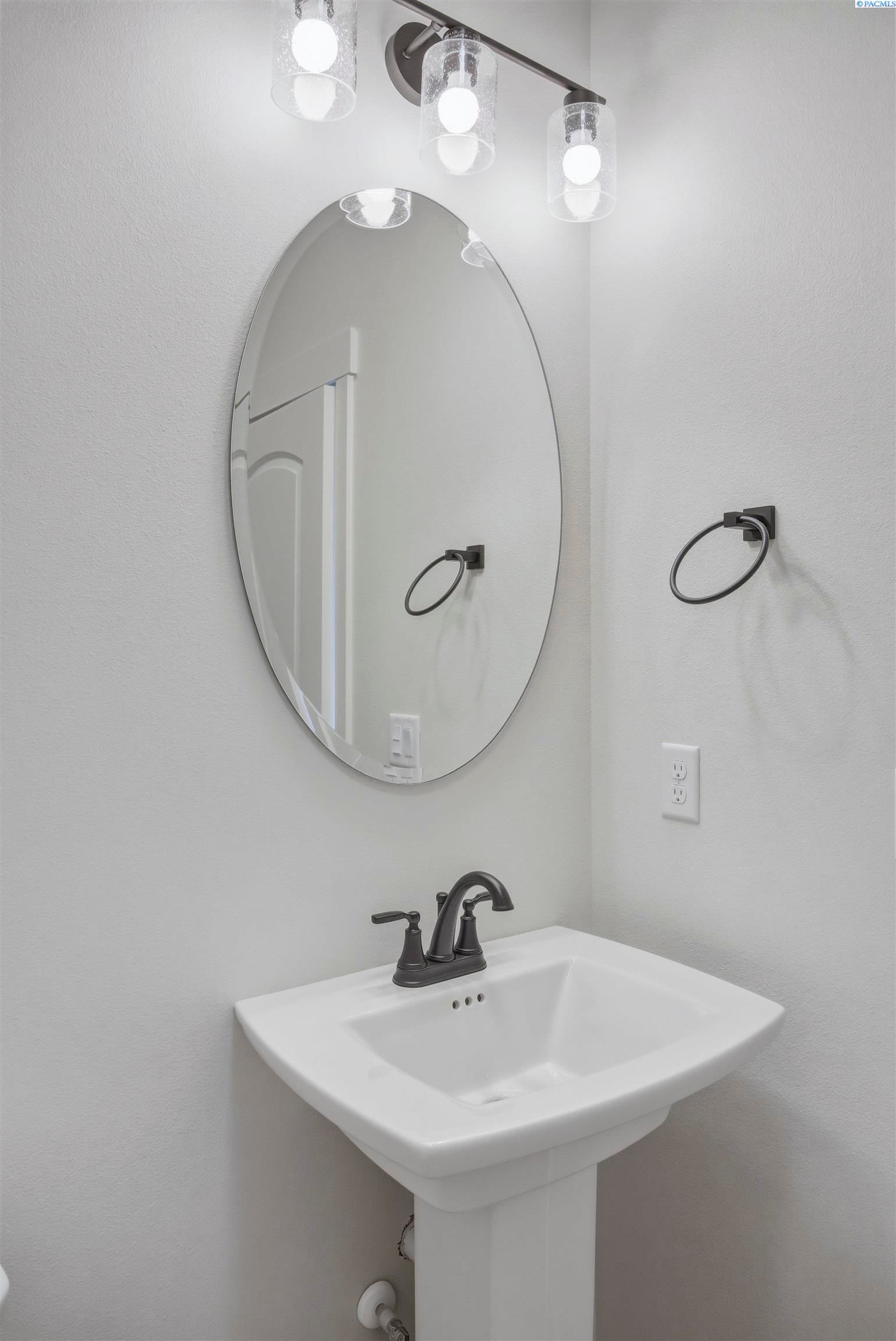 Prosser, Washington, 99350, United States, 5 Bedrooms Bedrooms, ,3 BathroomsBathrooms,Residential,For Sale,2028032