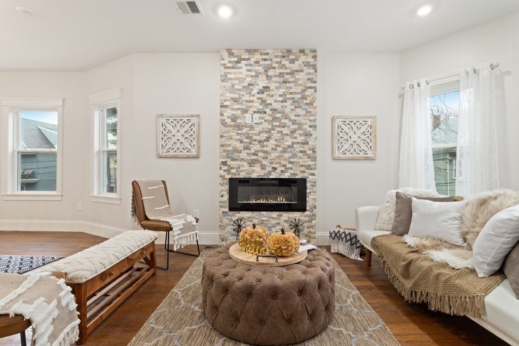 Somerville, Massachusetts, 02144, United States, 2 Bedrooms Bedrooms, ,2 BathroomsBathrooms,Residential,For Sale,1921483