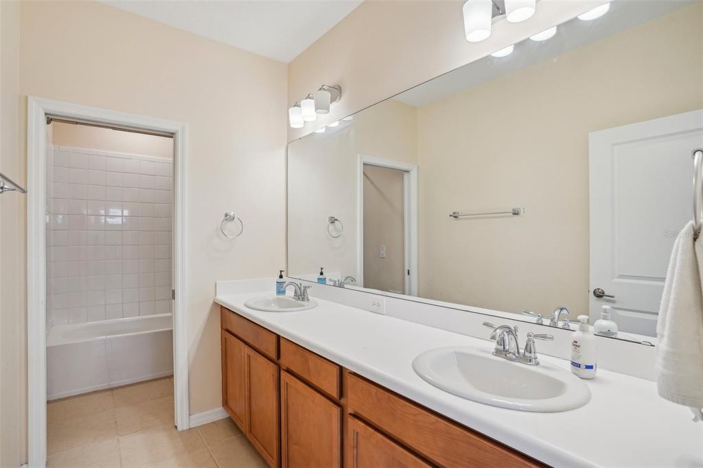 Apopka, Florida, 32703, United States, 5 Bedrooms Bedrooms, ,5 BathroomsBathrooms,Residential,For Sale,1837631
