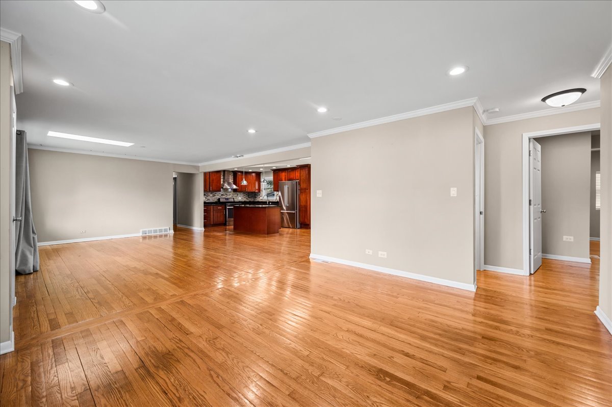 Prospect Heights, Illinois, 60070, United States, 4 Bedrooms Bedrooms, ,2 BathroomsBathrooms,Residential,For Sale,1968626