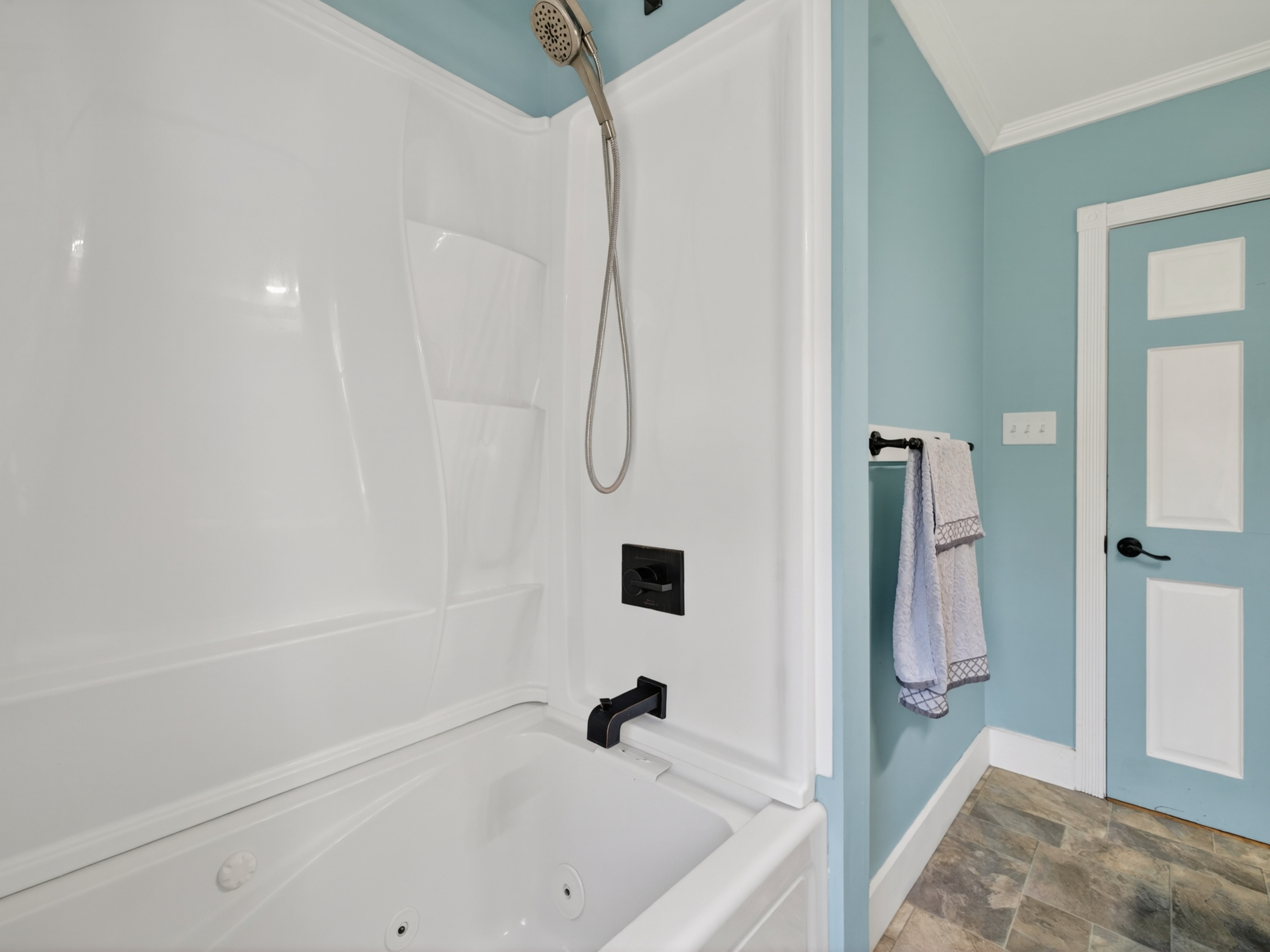  Refined Character & Private Outdoor Retreat in Heart of Mystic - 物件實景