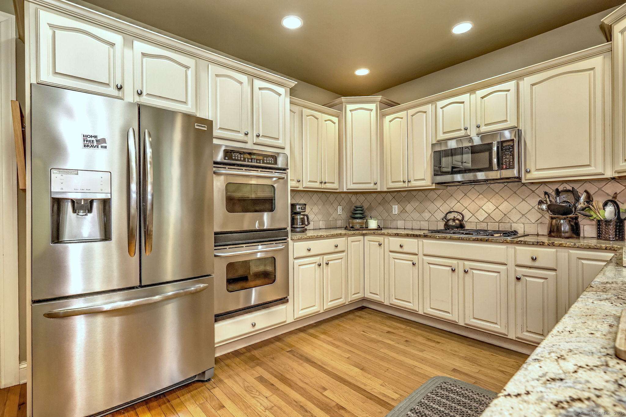 Shelton, Connecticut, 06484, United States, 2 Bedrooms Bedrooms, ,3 BathroomsBathrooms,Residential,For Sale,1933368