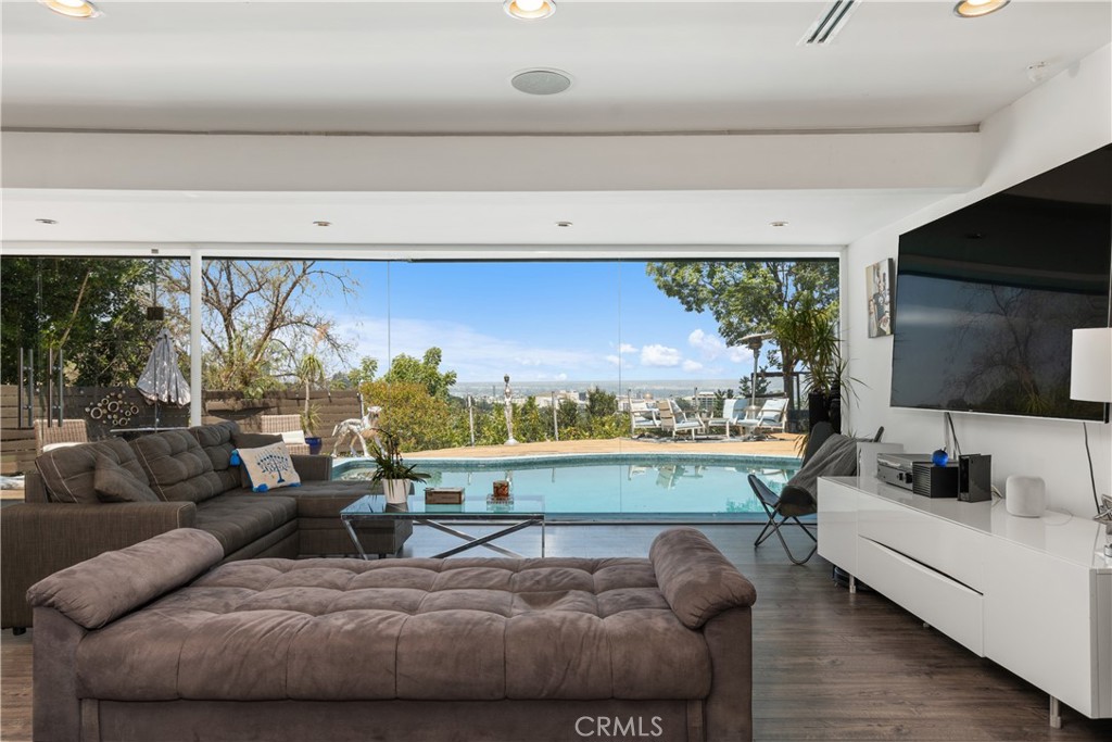Los Angeles, California, 90068, United States, 2 Bedrooms Bedrooms, ,2 BathroomsBathrooms,Residential,For Sale,1918041