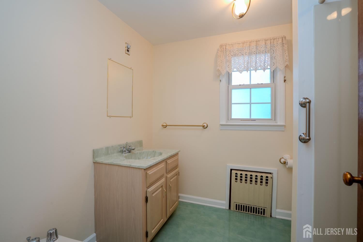 New Brunswick, New Jersey, 08901, United States, 3 Bedrooms Bedrooms, ,2 BathroomsBathrooms,Residential,For Sale,1992583