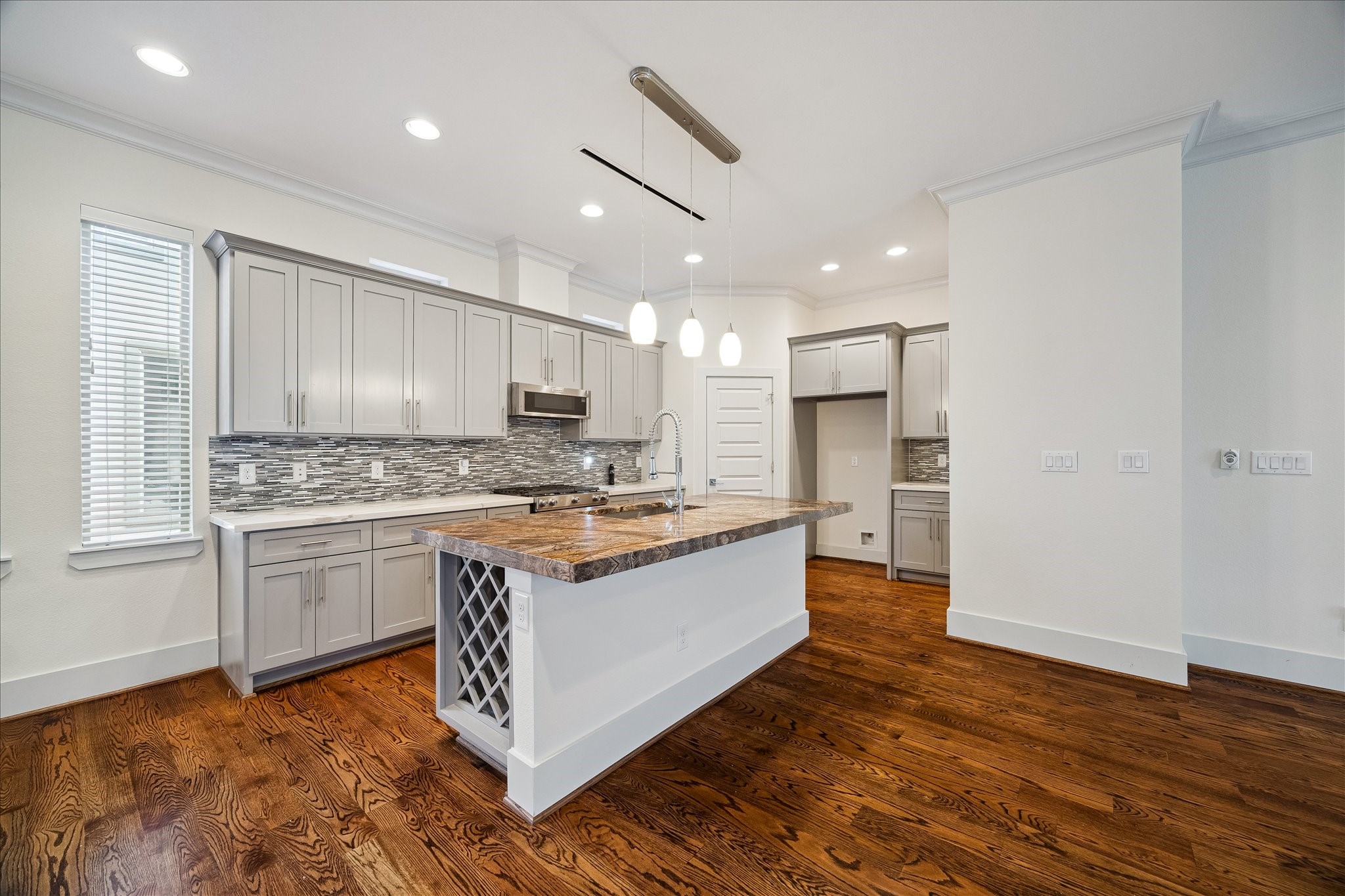  4833 Chenevert Street - 物件實景